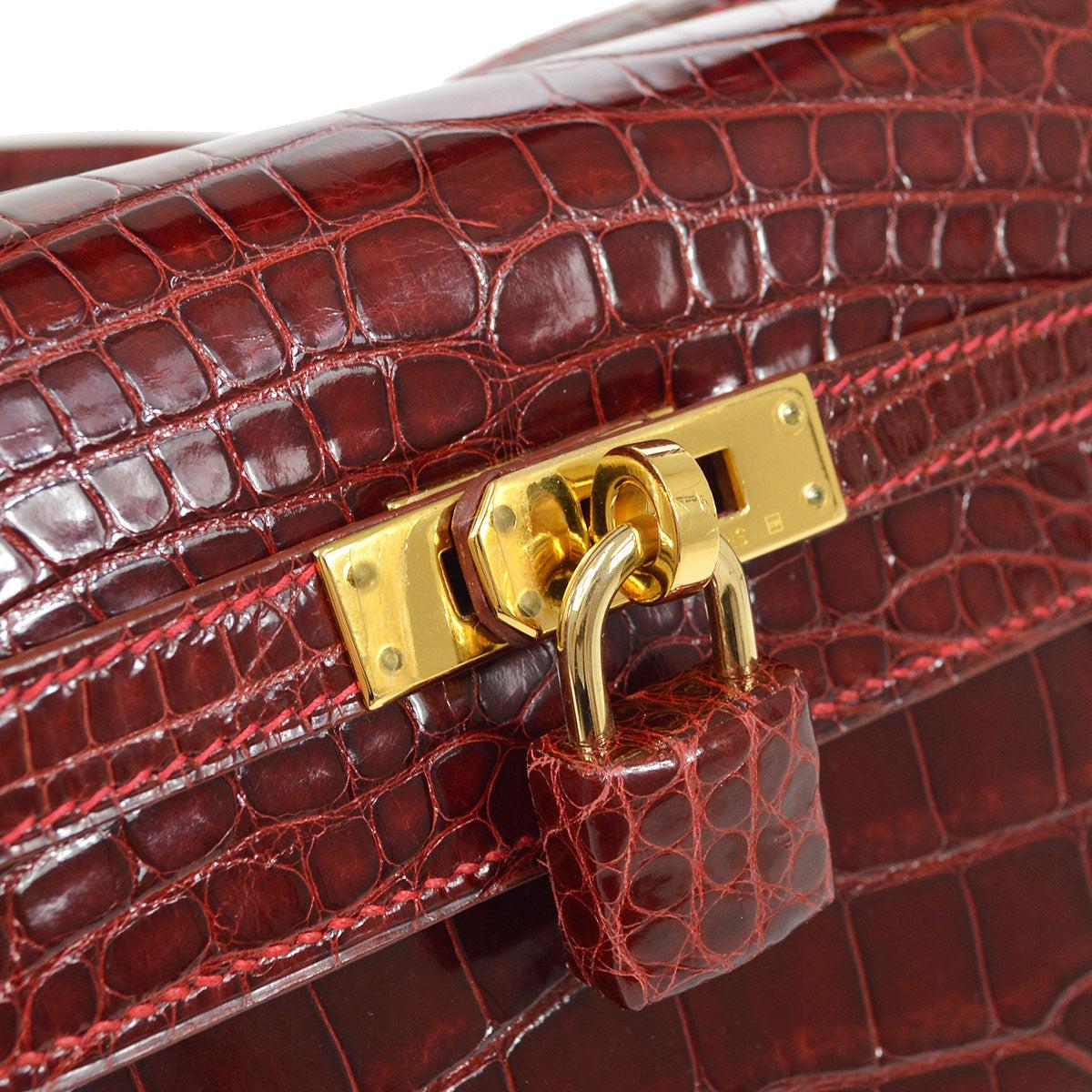 Pre-Owned Vintage Condition
From 2001 Collection
Alligator 
Gold Hardware
Leather Lining
Measures 9.75