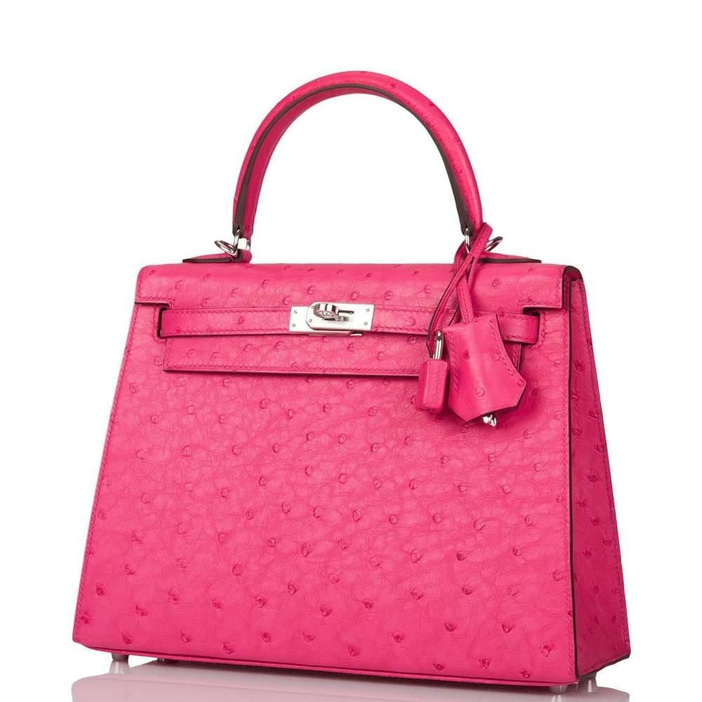 Hermes Rose Tyrien Sellier Kelly 25cm of Ostrich with palladium hardware.

This Kelly has tonal stitching, a front toggle closure, a clochette with lock and two keys and a single rolled handle.

The interior is lined with Rose Tyrien chevre and has
