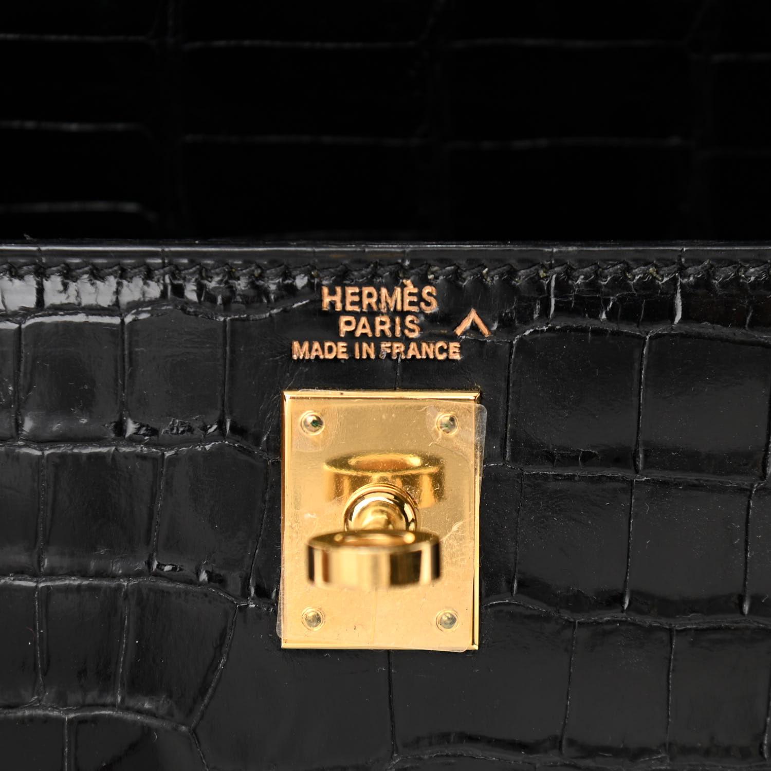 Pre-Owned Condition
From 1997 Collection
Shiny Porosus Crocodile
Gold Tone Hardware
Leather Lining 
Measures 9.75