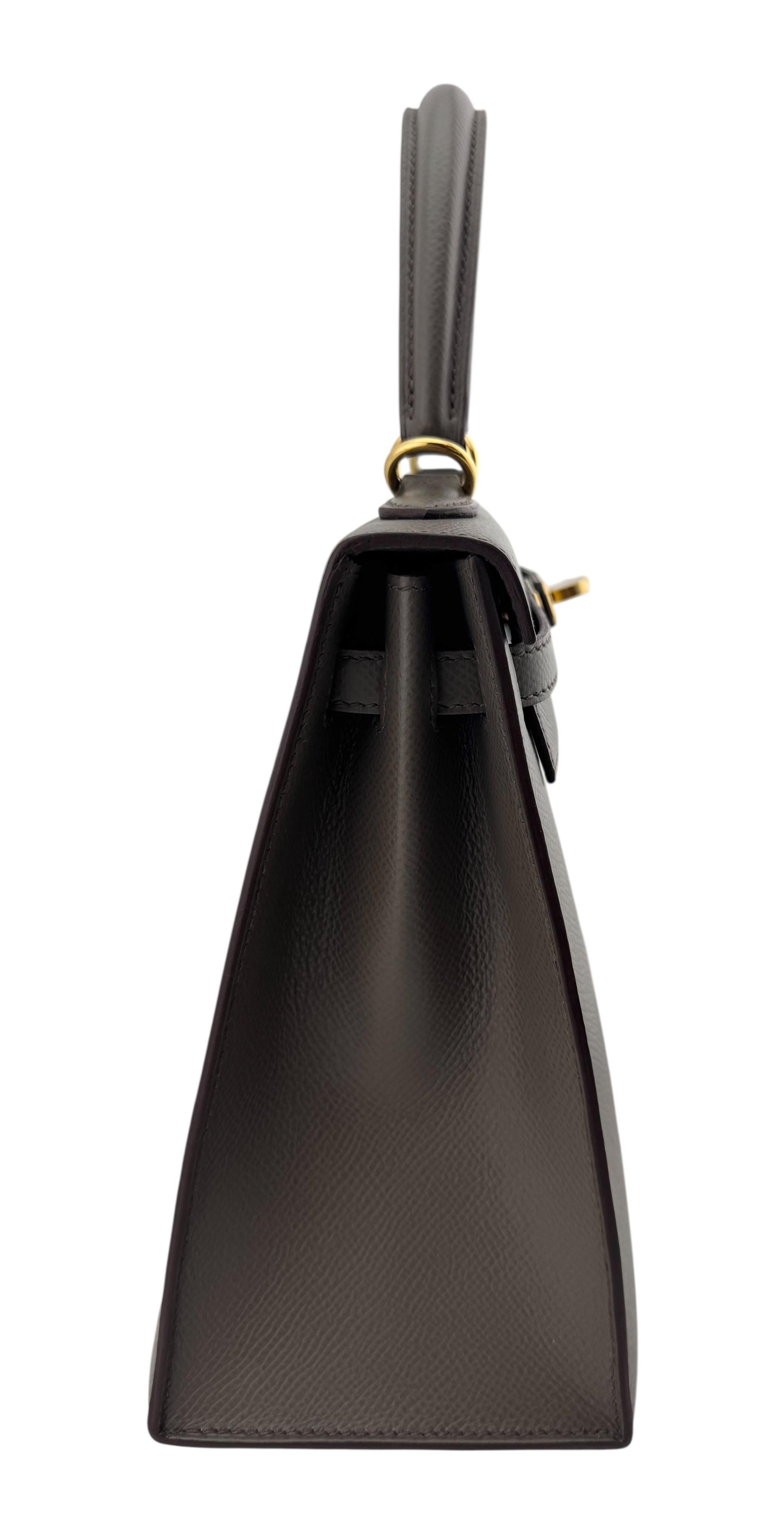 RARO PIÙ VOLUTO Hermes Kelly 25 Sellier Etain Epsom Leather. Completa il tutto la ferramenta dorata. 

Condizioni perfette, plastica su tutto l'hardware. 

Questo articolo è usato, non è fresco di negozio e può presentare segni di usura.

Lux