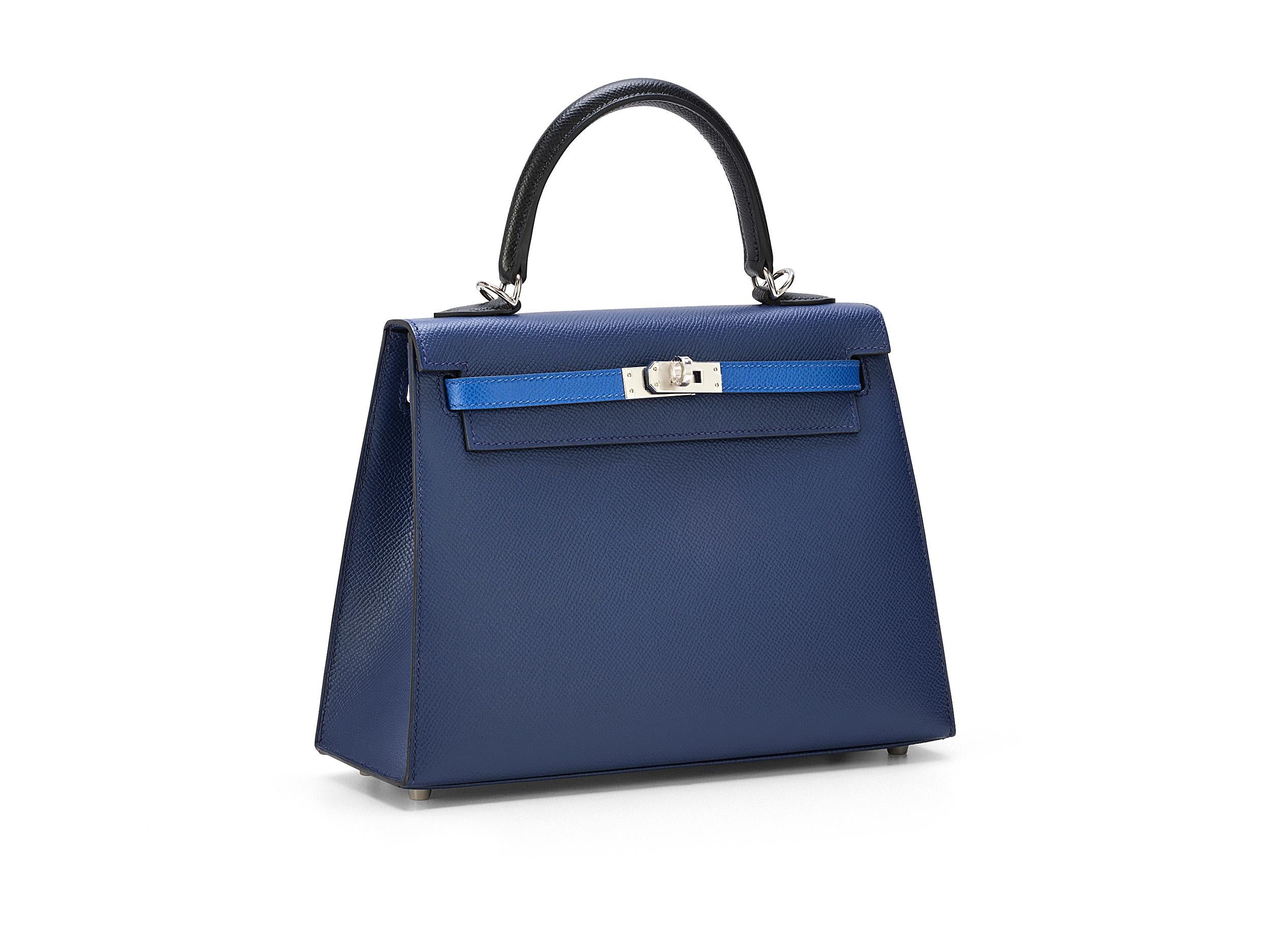 Hermès Kelly 25 sellier en tricolor: bleu saphir/bleu france/noir y piel epsom con herrajes paladio. La bolsa no se ha usado y se entrega completa, incluido el recibo original.

Sello U (2022) 

