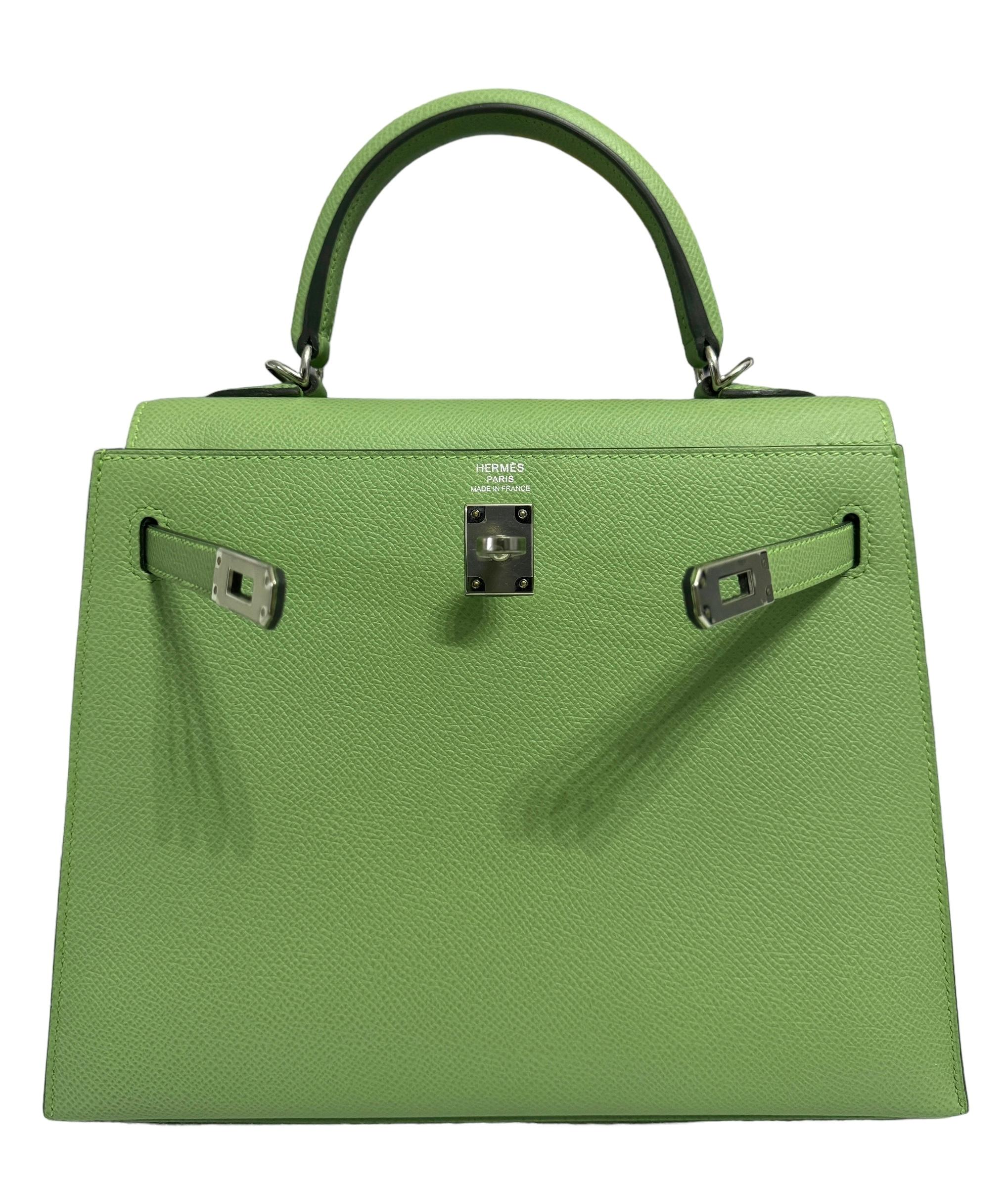Hermes Kelly 25 Sellier Vert Criquet Green Epsom Leather Palladium Hardware RARE In New Condition For Sale In Miami, FL
