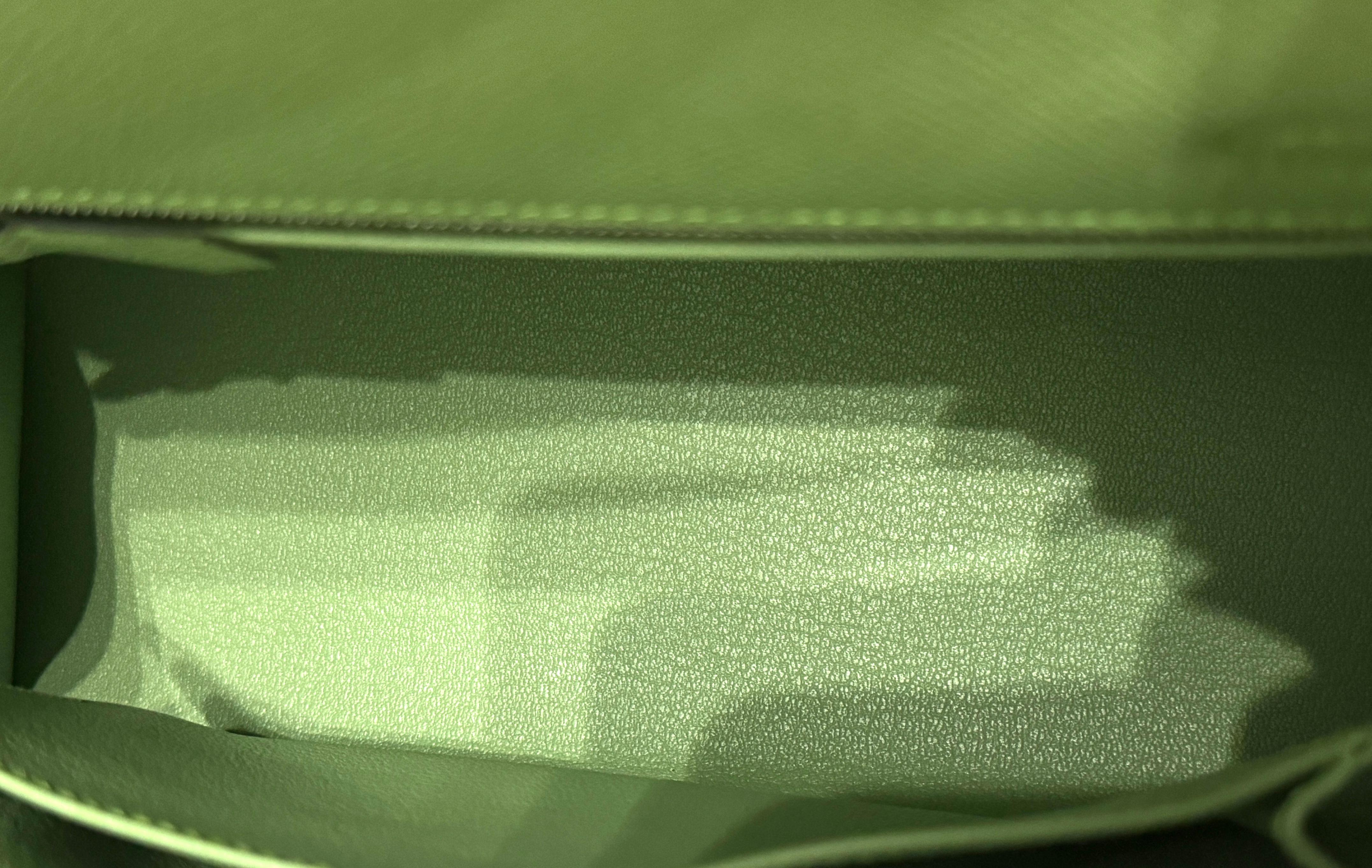 Hermes Kelly 25 Sellier Vert Criquet Green Epsom Leather Palladium Hardware RARE For Sale 5