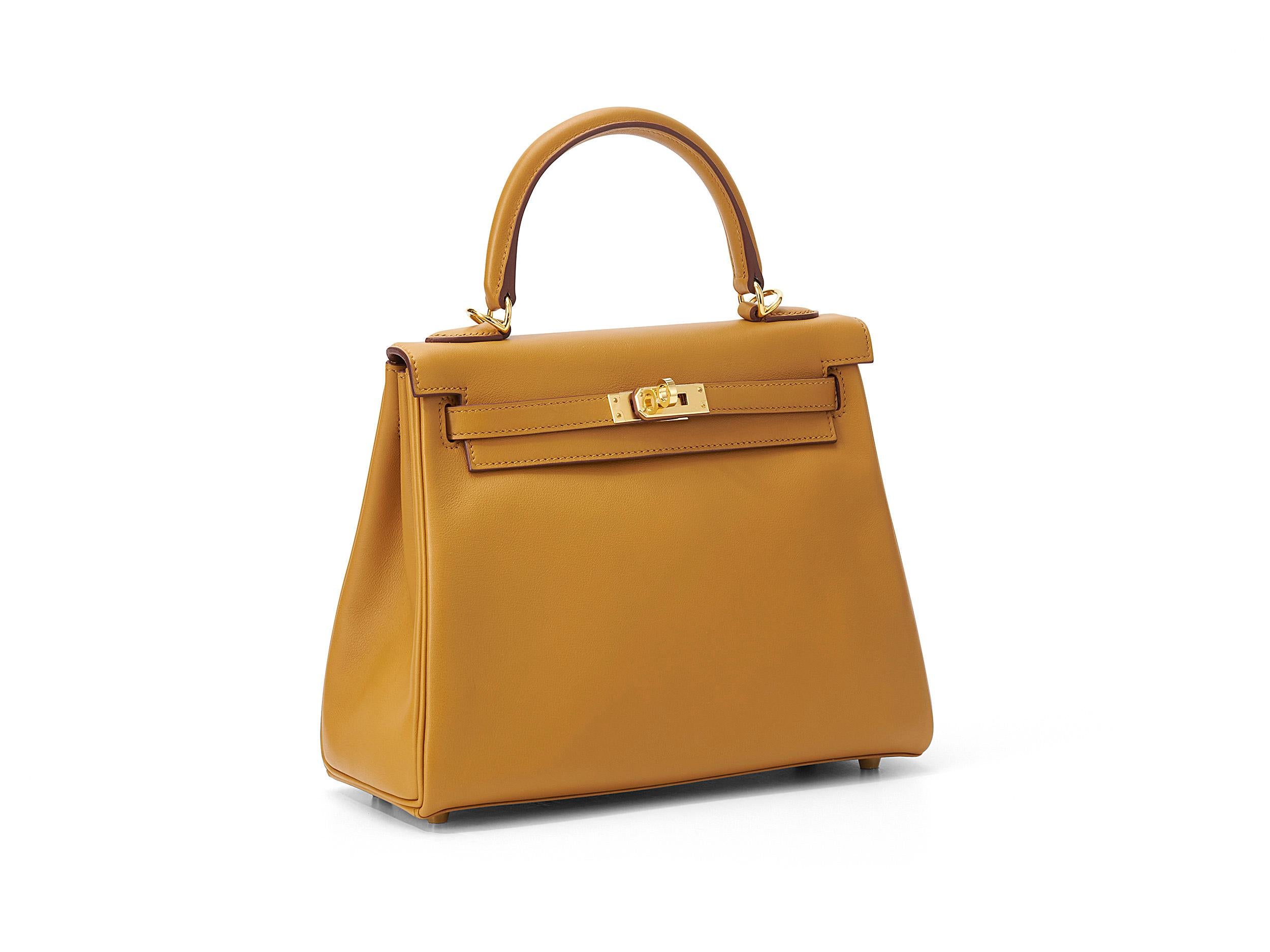 Hermès Kelly 25 in Sesam und Mauerseglerleder mit goldenen Beschlägen. Die Tasche ist ungetragen und wird als komplettes Set inklusive der Originalquittung geliefert.

Stempel Y (2020) 

