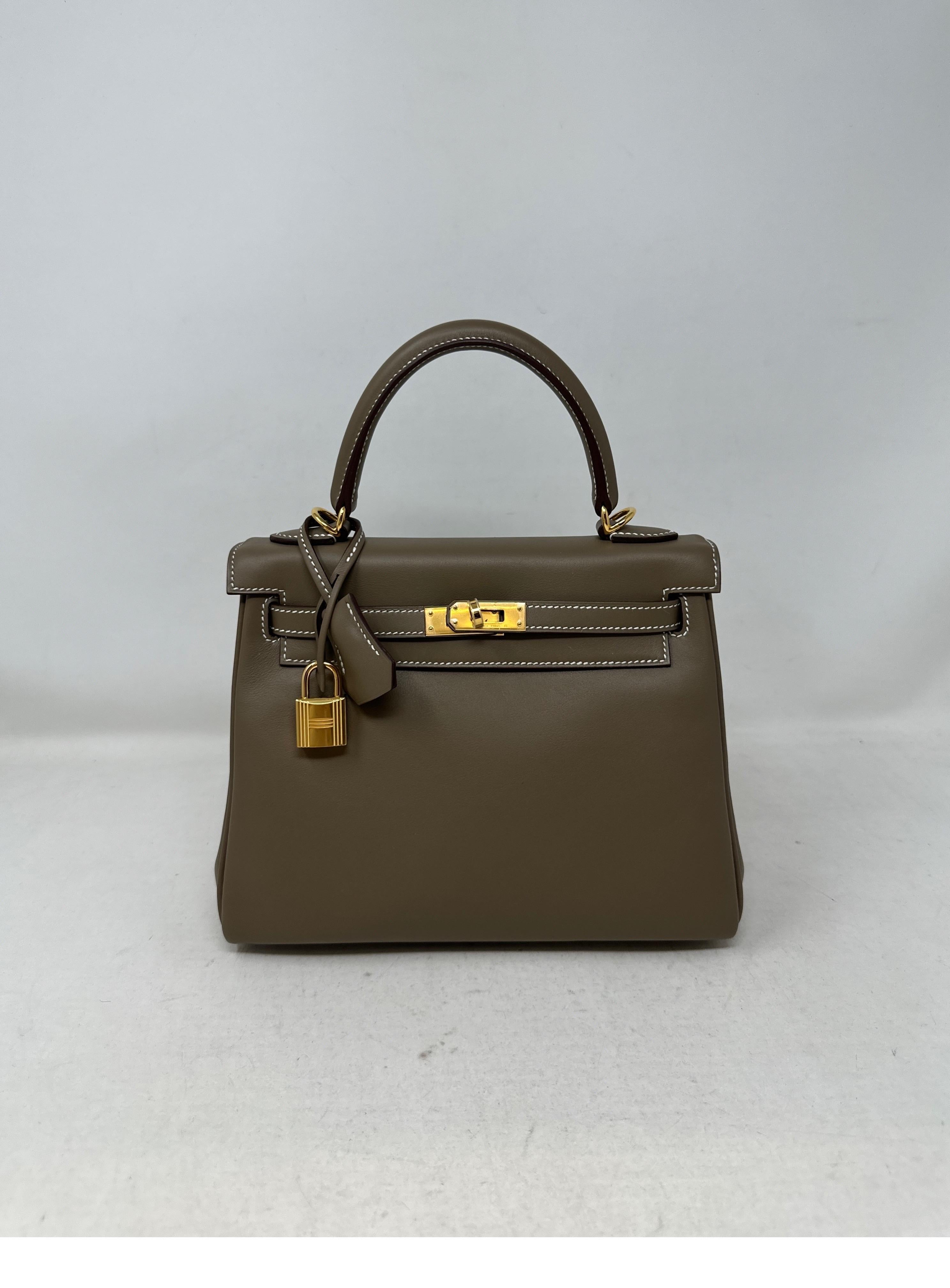 Hermes Kelly 25 Swift Etoupe Bag  In New Condition For Sale In Athens, GA