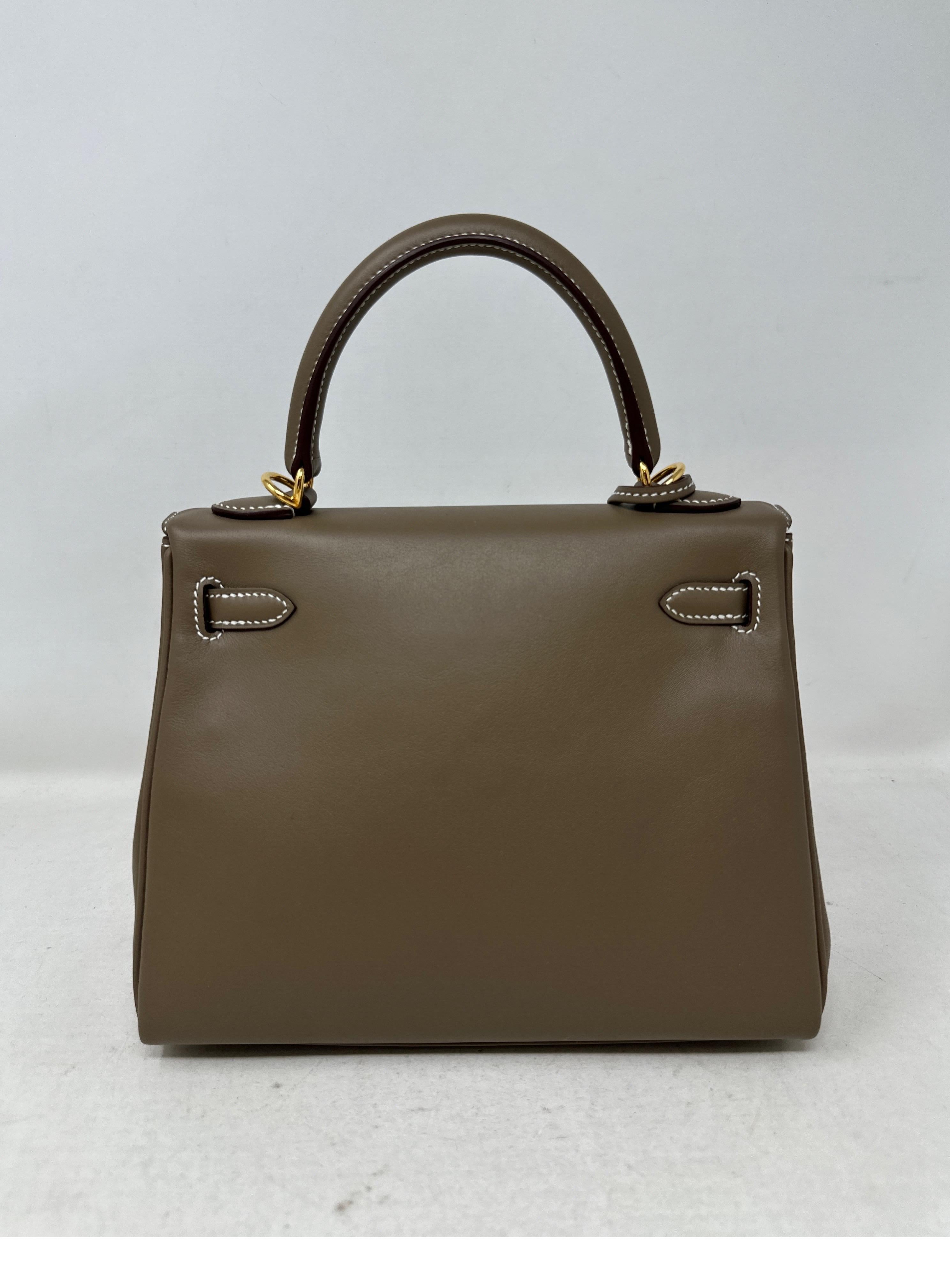 Hermes Kelly 25 Swift Etoupe Bag  In New Condition For Sale In Athens, GA