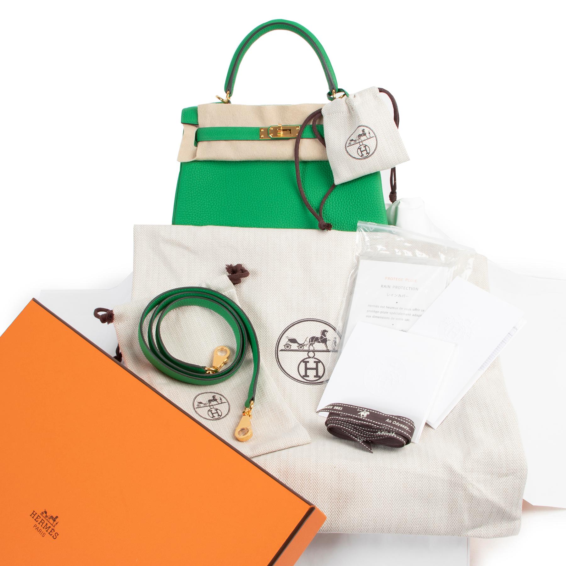 Brand new and store-fresh Hermès Kelly 25 Togo Bambou GHW from 2021. This vibrant green color will have heads turning, the togo leather gives this Hermès Kelly Sellier a sporty and easygoing vibe. The gold toned hardware looks beautiful against the