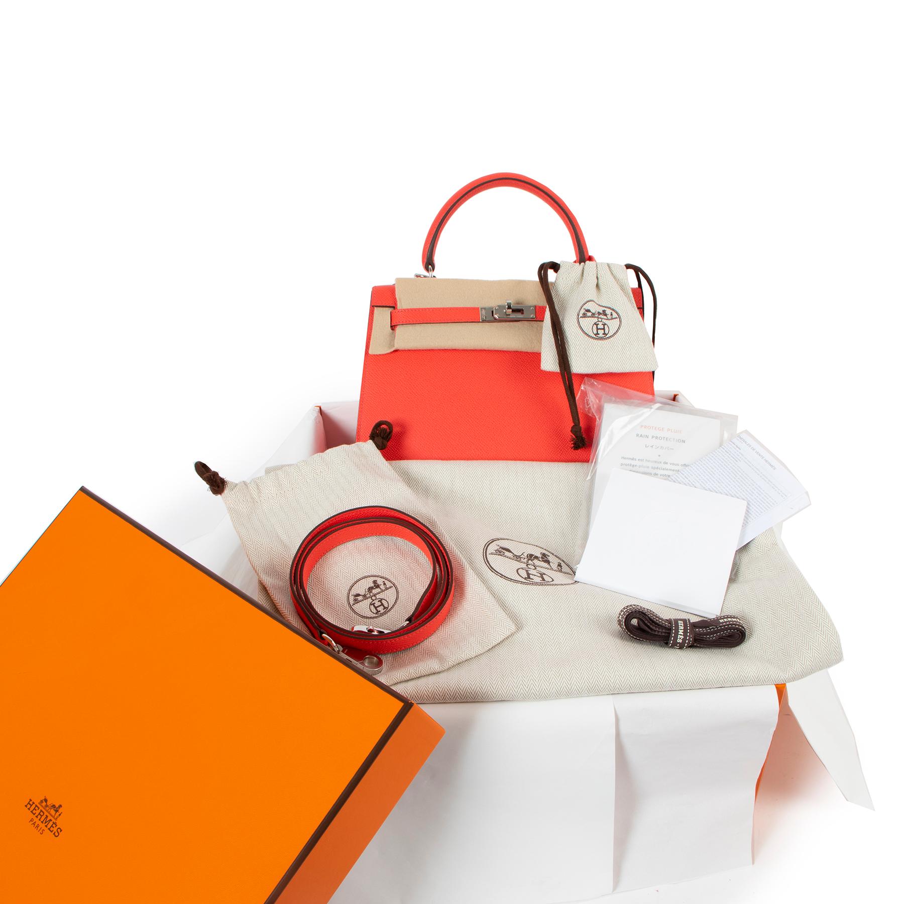 Hermès Kelly 25 Verso Rose Texas/Prune Epsom PHW

In eye-catching Rose Texas coral pink, this Hermès Kelly 25 in Epsom leather is the most trendy size and simply irresistible!

Paired with palladium plated hardware, the leather in Sellier has a
