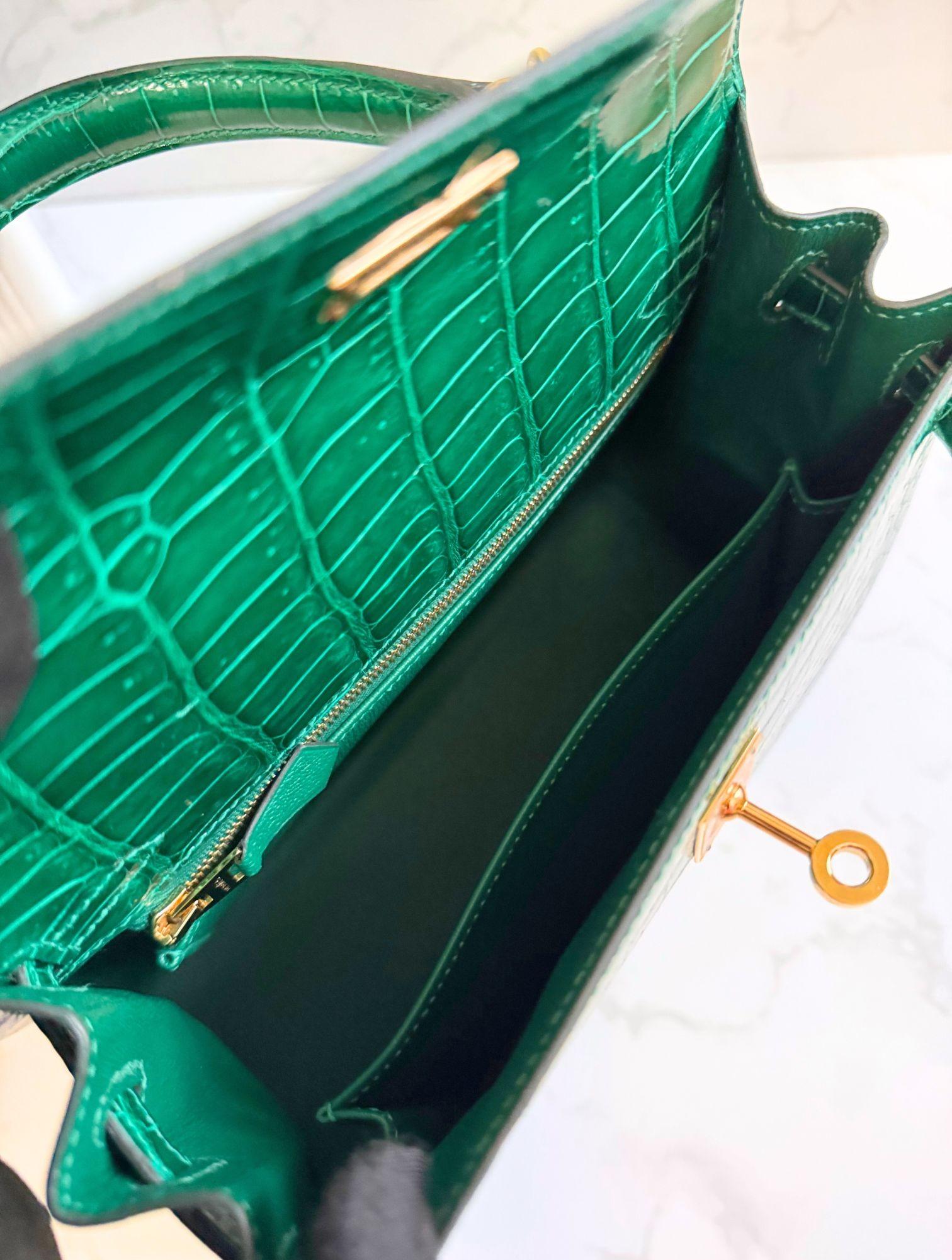 Hermes Kelly 25 Vert Emeraude Shiny Porosus Gold HW New Condition Complete Rec en venta 5