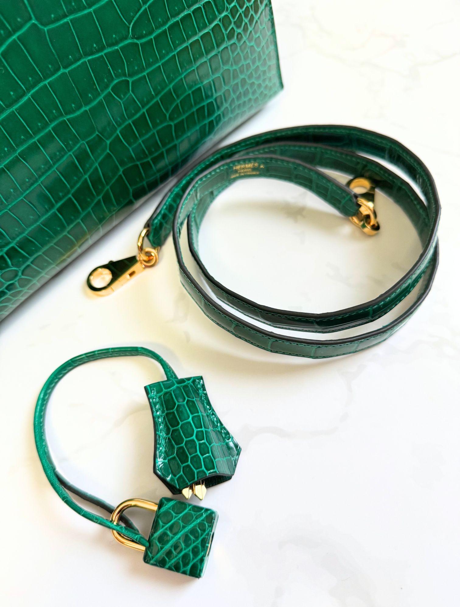 Hermes Kelly 25 Vert Emeraude Shiny Porosus Gold HW New Condition Complete Rec en venta 6