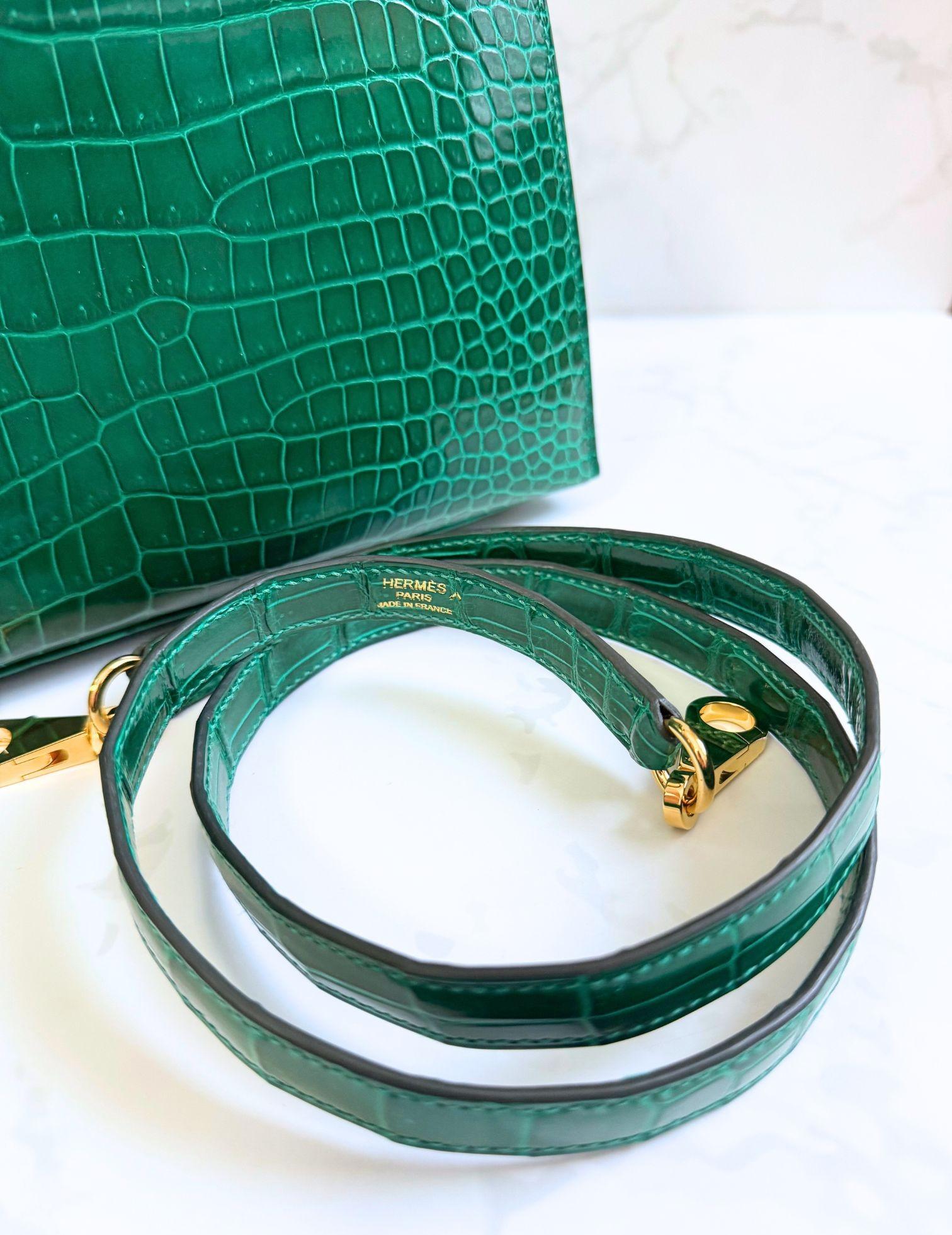 Hermes Kelly 25 Vert Emeraude Shiny Porosus Gold HW New Condition Complete Rec en venta 7