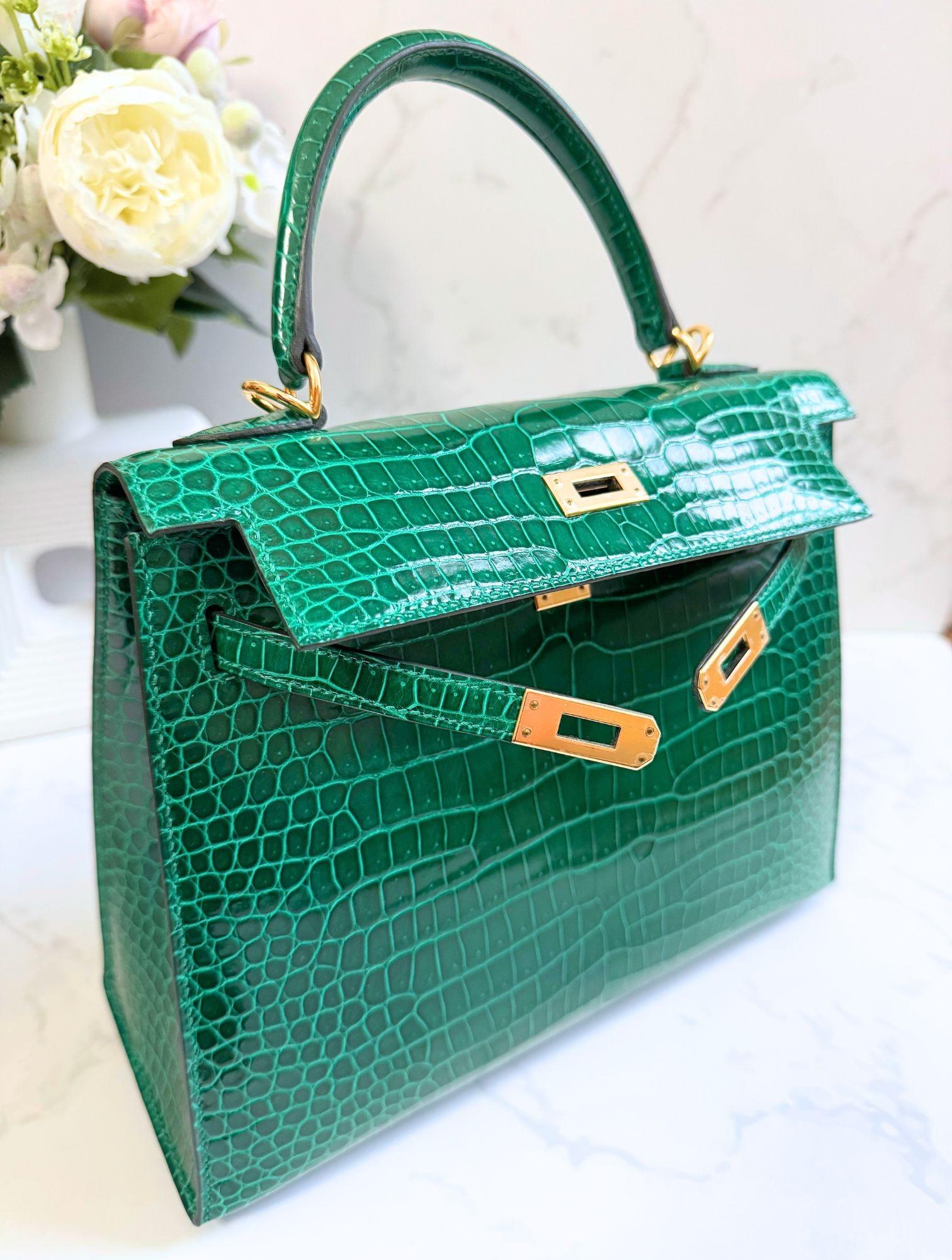 Hermes Kelly 25 Vert Emeraude Shiny Porosus Gold HW New Condition Complete Rec en venta 8
