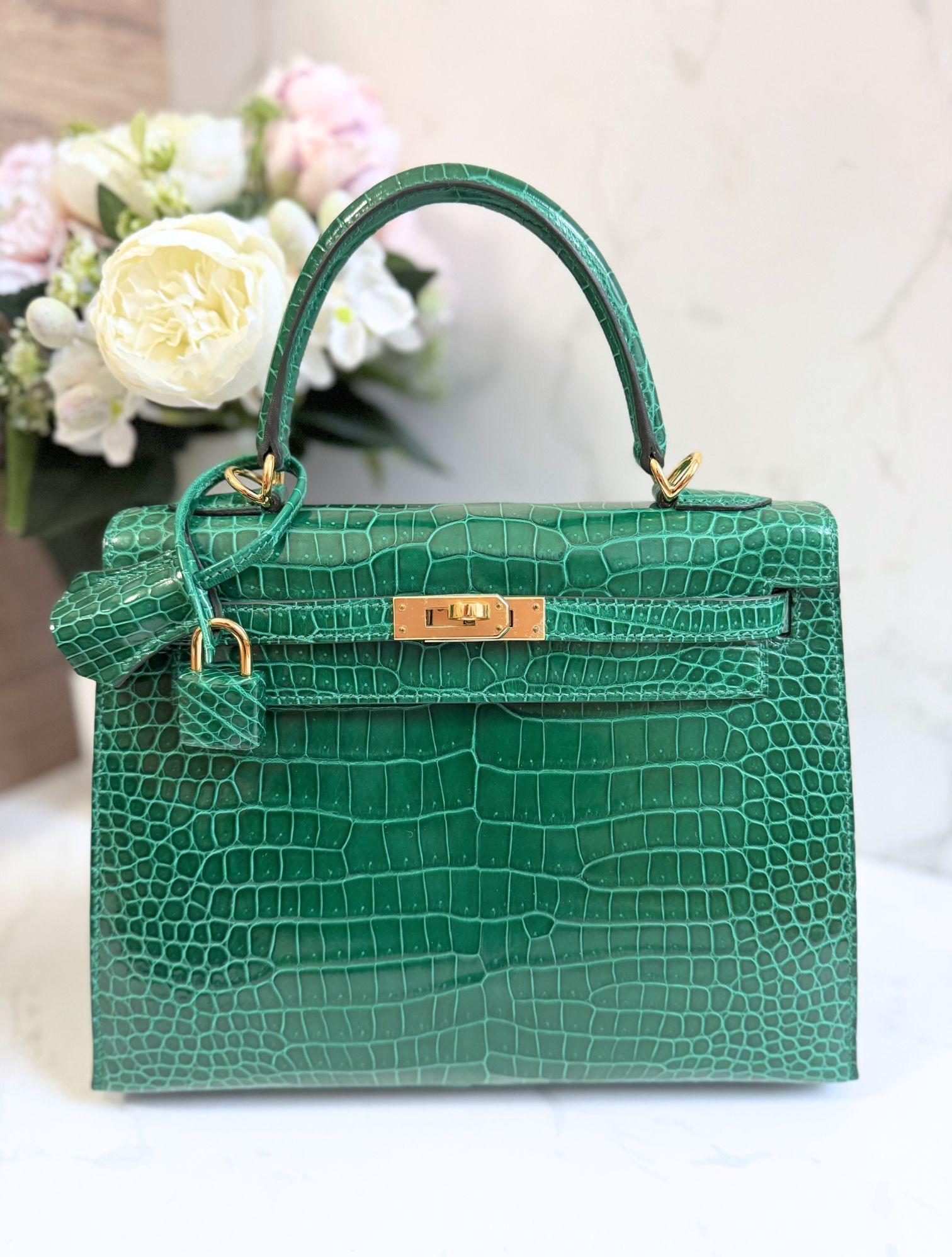 Hermes Kelly 25 Vert Emeraude Shiny Porosus Gold HW New Condition Complete Rec en venta 9