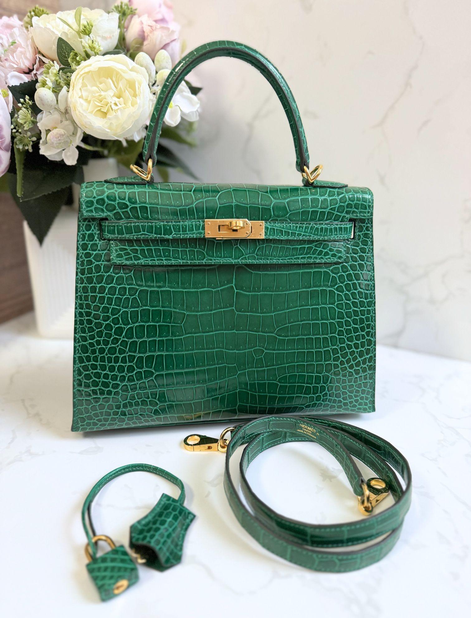 Hermes Kelly 25 Vert Emeraude Shiny Porosus Gold HW New Condition Complete Rec en venta 10