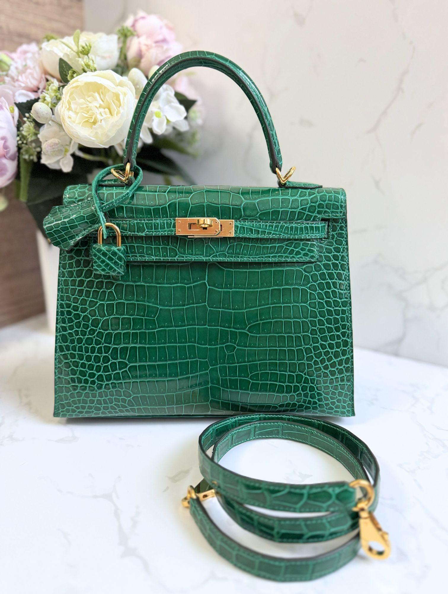 Hermes Kelly 25 Vert Emeraude Shiny Porosus Gold HW New Condition Complete Rec en venta 11