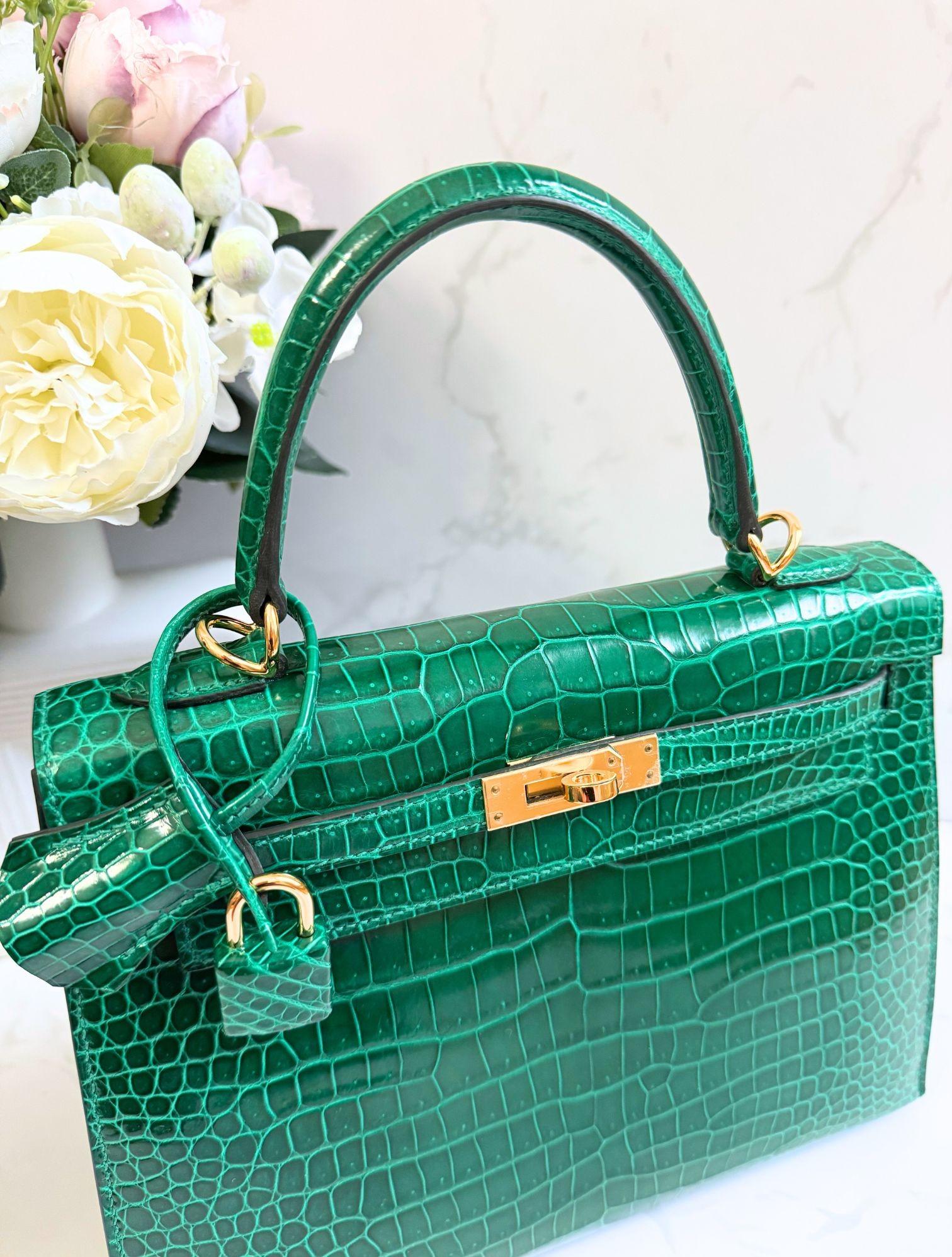 Hermes Kelly 25 Vert Emeraude Shiny Porosus Gold HW New Condition Complete Rec en venta 12
