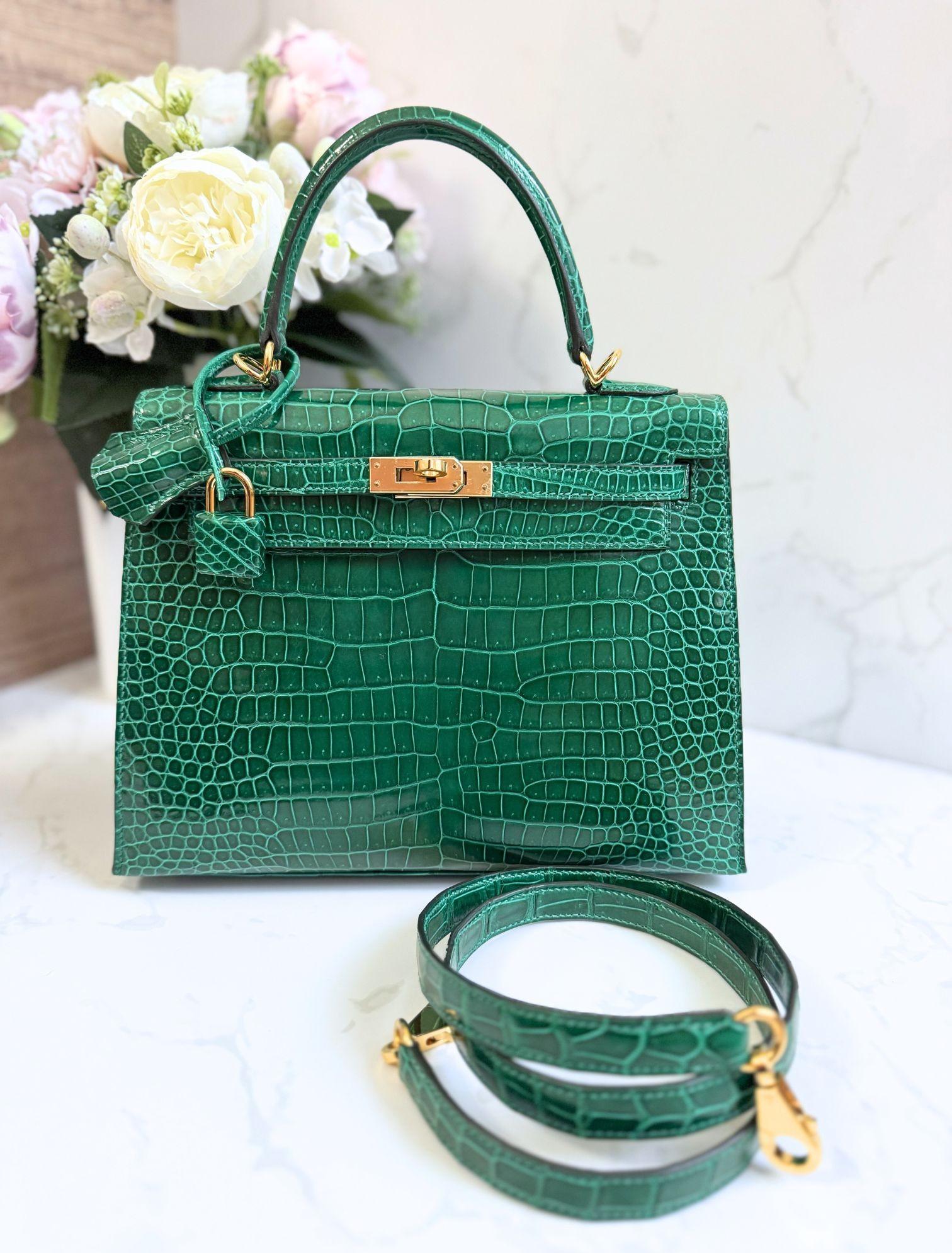Hermes Kelly 25 Vert Emeraude Shiny Porosus Gold HW New Condition Complete Rec en venta 13