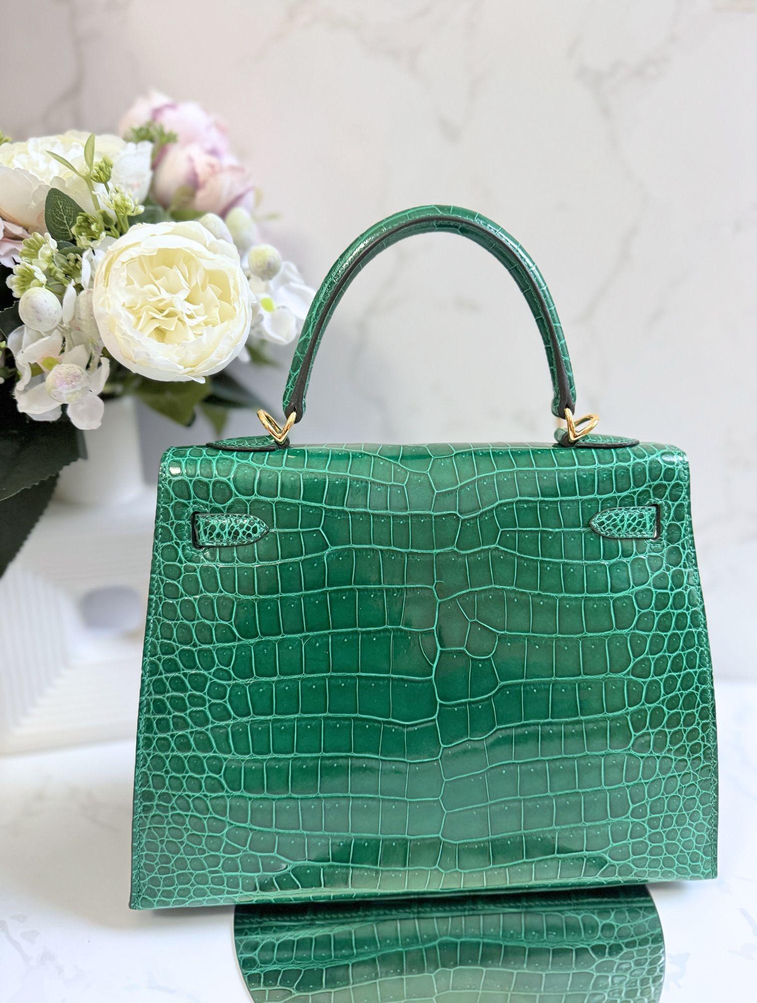 Hermes Kelly 25 Vert Emeraude Shiny Porosus Gold HW New Condition Complete Rec en venta 14