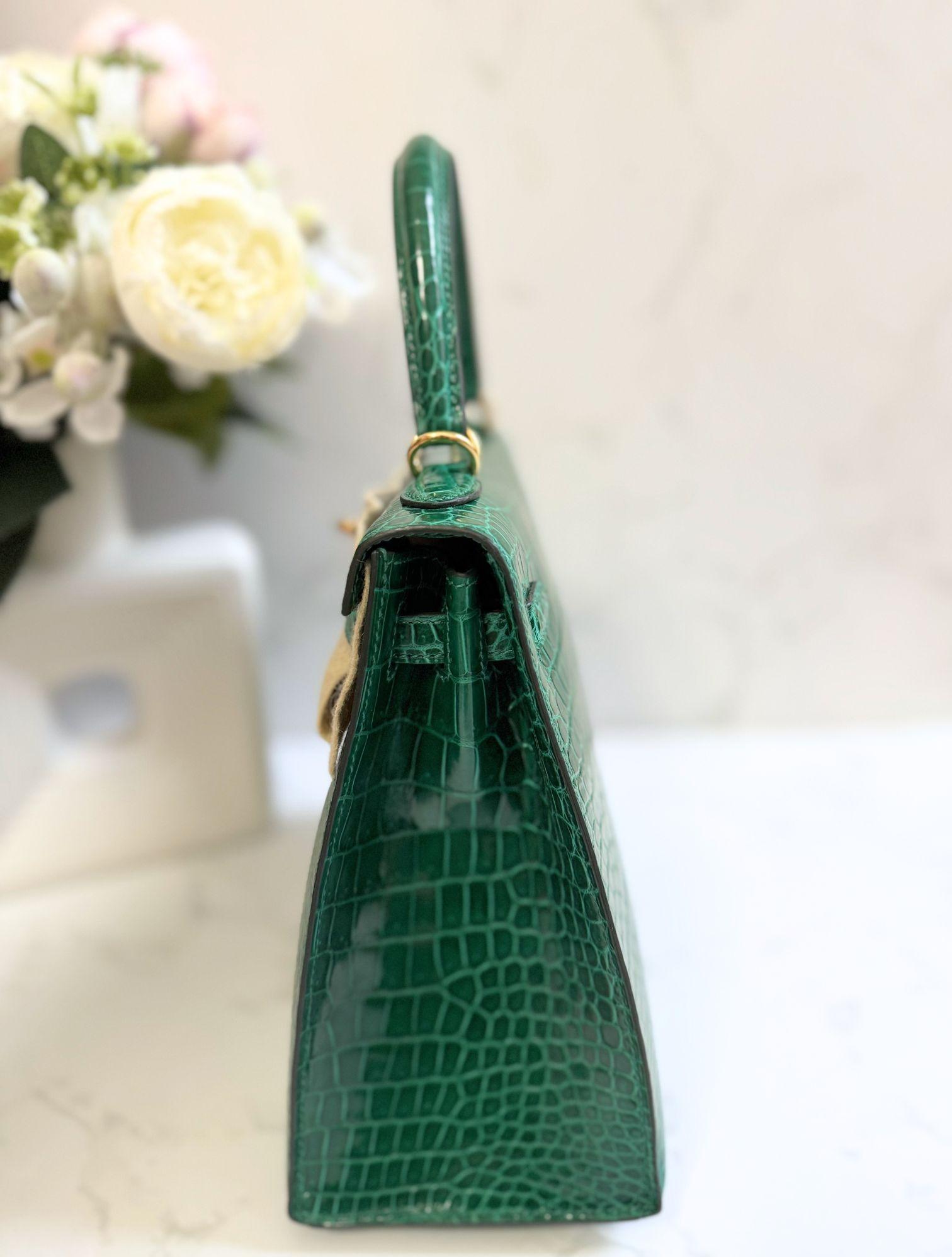 Hermes Kelly 25 Vert Emeraude Shiny Porosus Gold HW New Condition Complete Rec en Nuevo estado para la venta en Forest Park, GA