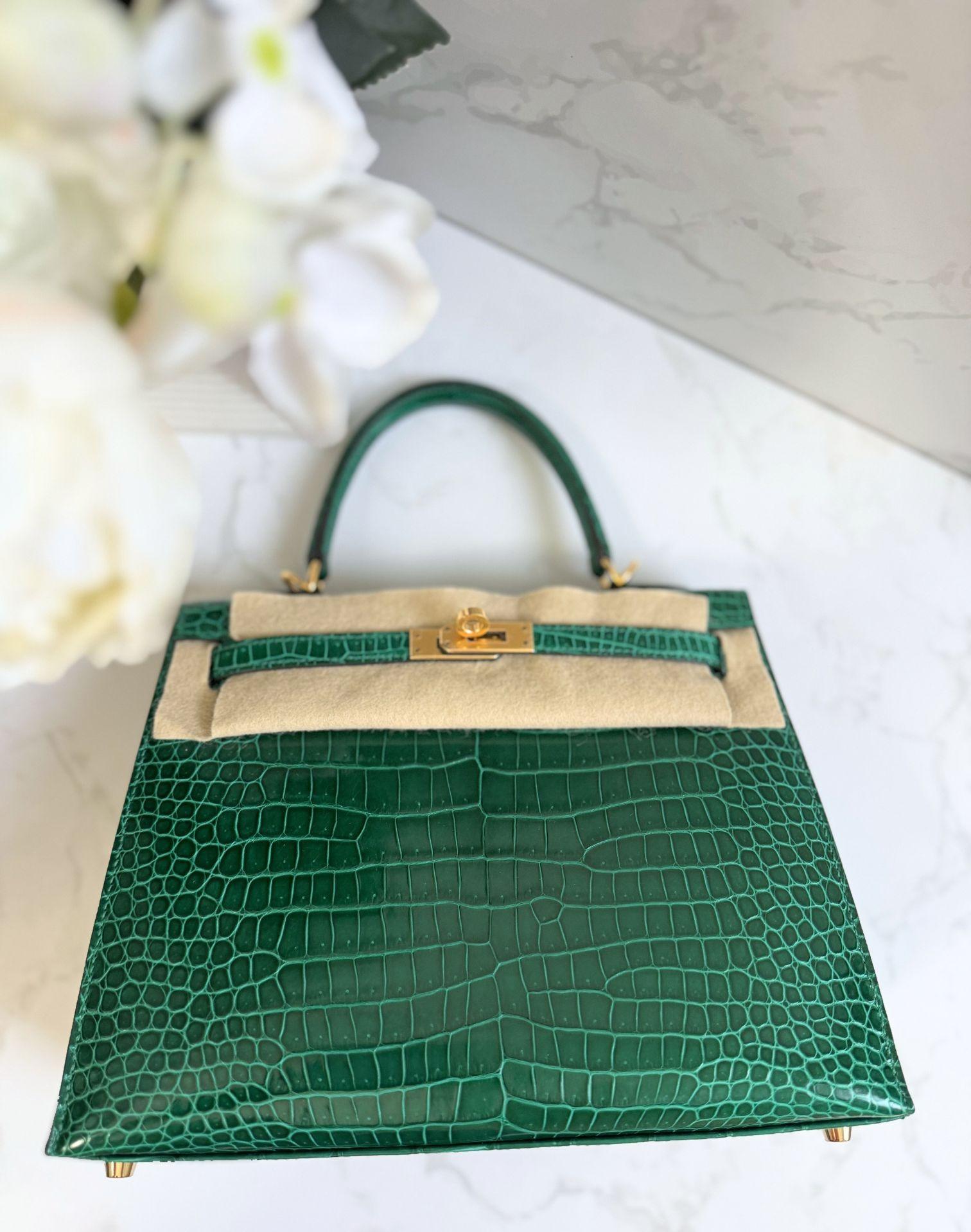 De las mujeres Hermes Kelly 25 Vert Emeraude Shiny Porosus Gold HW New Condition Complete Rec en venta