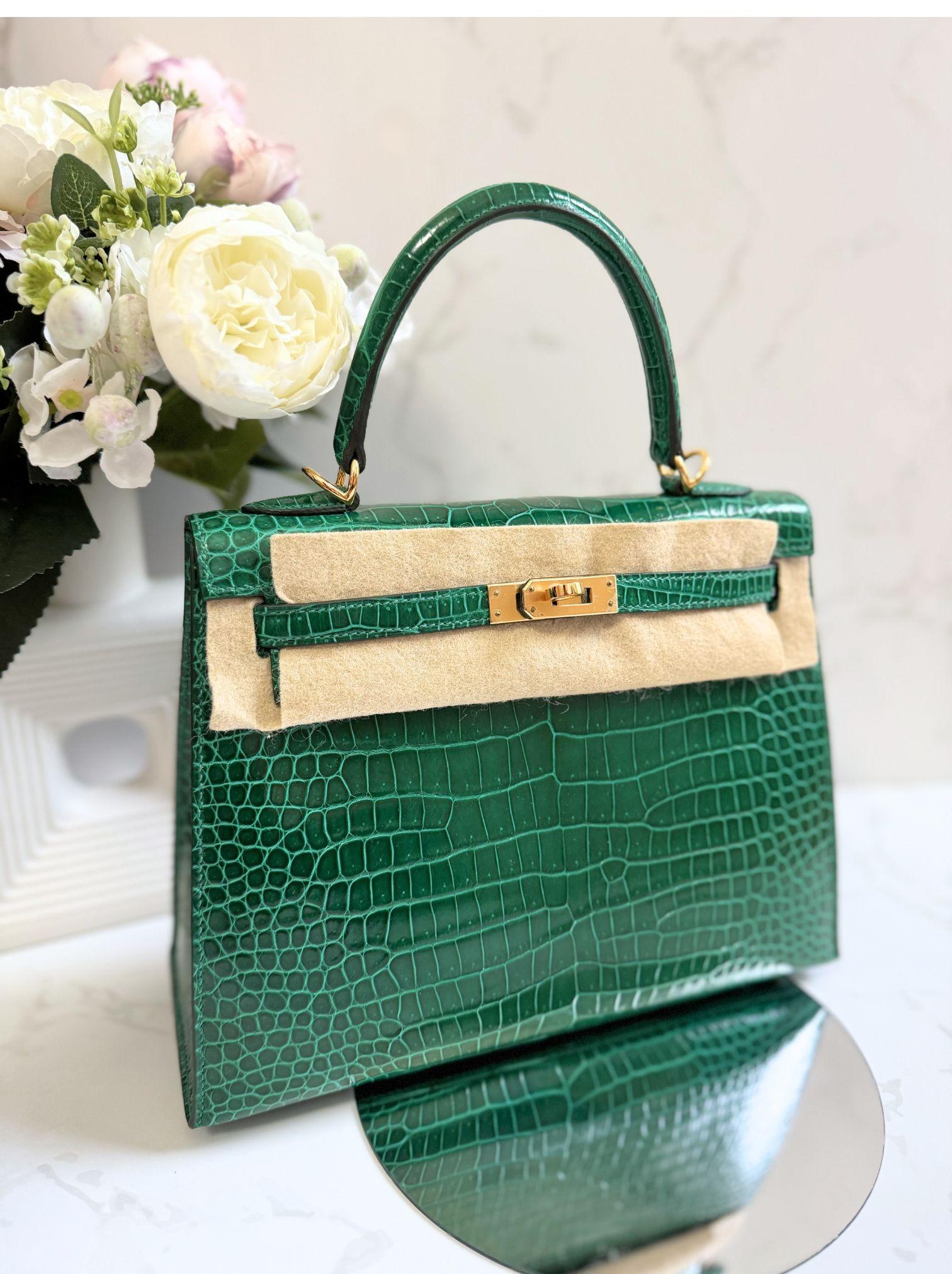 Hermes Kelly 25 Vert Emeraude Shiny Porosus Gold HW New Condition Complete Rec en venta 1