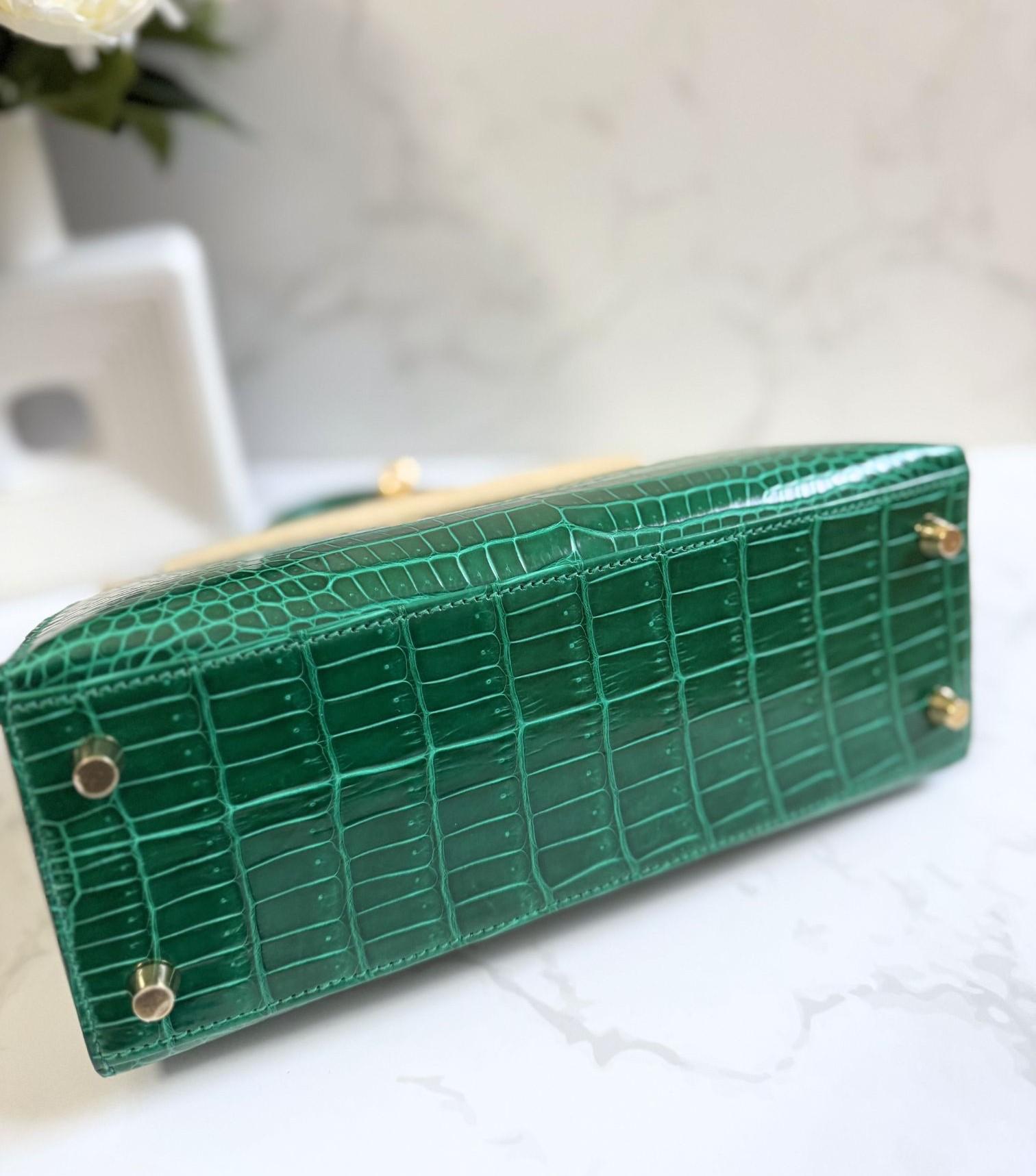Hermes Kelly 25 Vert Emeraude Shiny Porosus Gold HW New Condition Complete Rec en venta 2