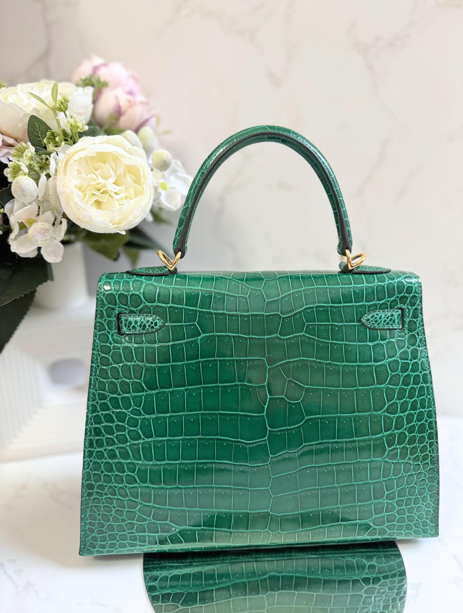 Hermes Kelly 25 Vert Emeraude Shiny Porosus Gold HW New Condition Complete Rec en venta 3
