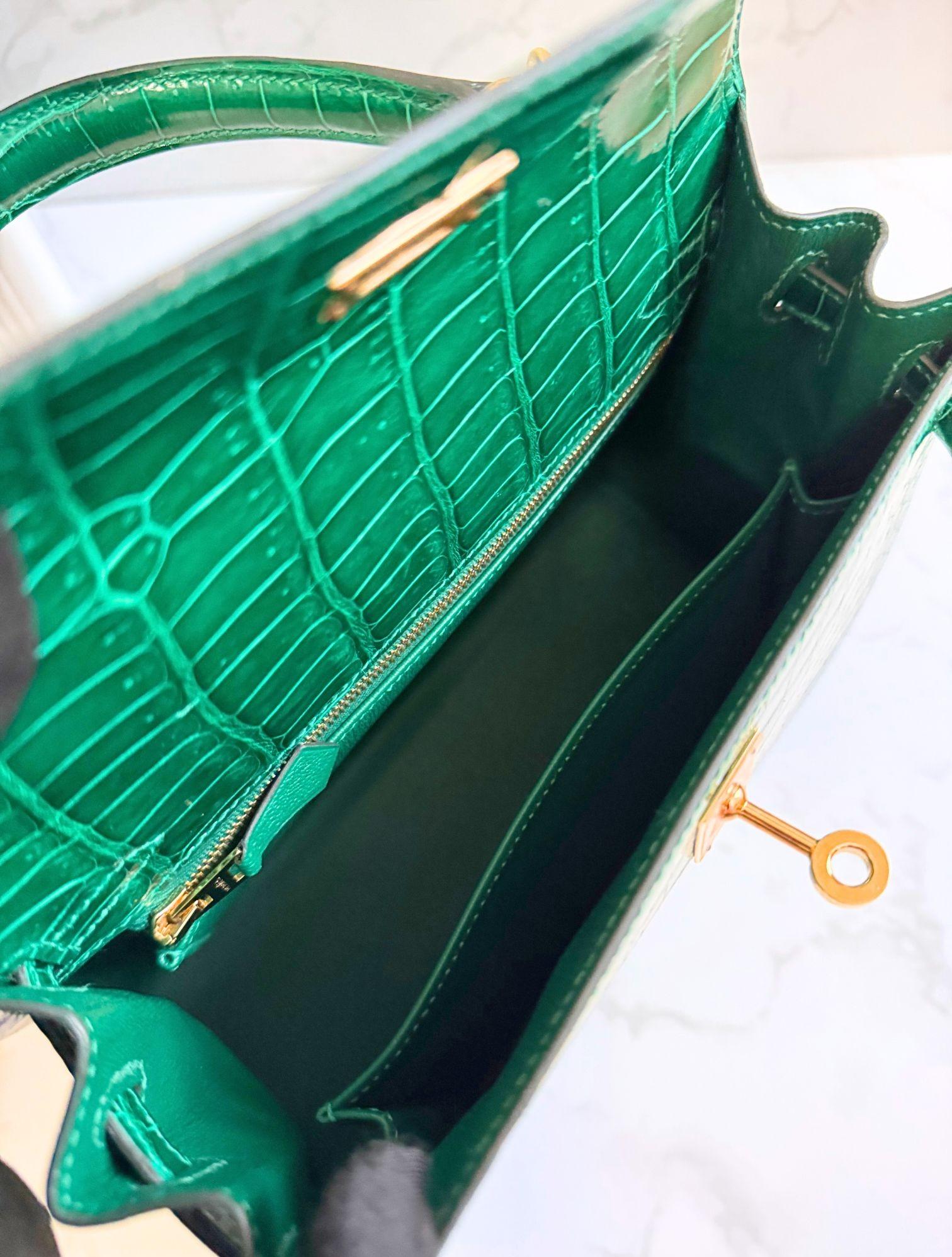Hermes Kelly 25 Vert Emeraude Shiny Porosus Gold HW New Condition Complete Rec en venta 4