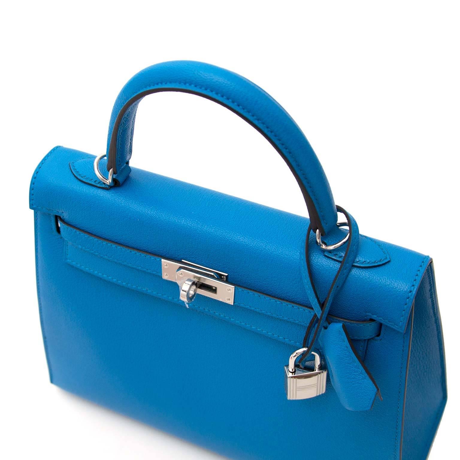 Hermès Kelly 25 Chevre Chanora Zanzibar PHW

This Hermès Kelly comes in a fresh electric blue color named 'Zanzibar'. The Sellier Kelly has tonal stitching, a front toggle closure, a clochette with lock and keys, a single rolled handle and an