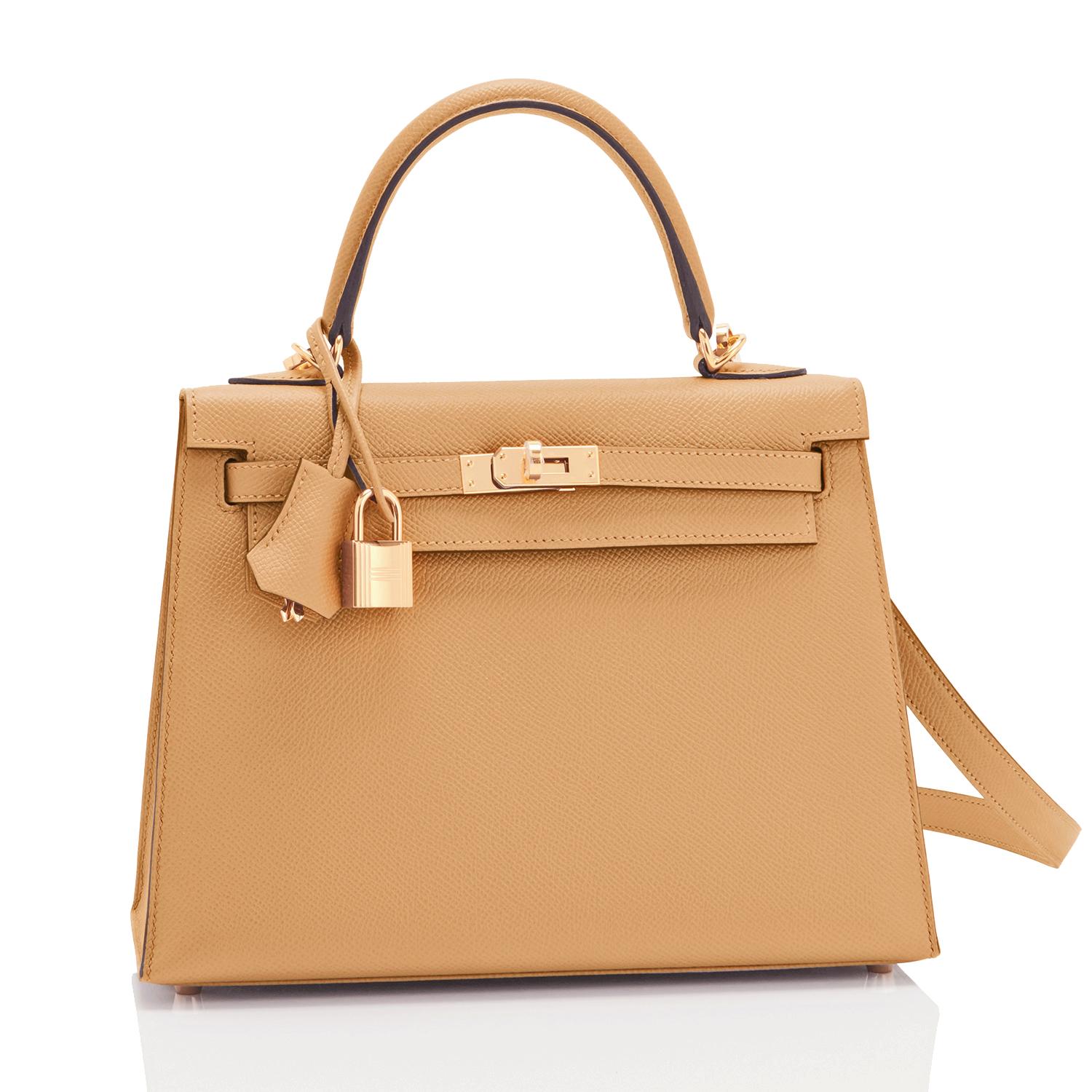 Hermes Kelly 25cm Biscuit Tan Sellier Umhängetasche Gold Z Stempel, 2021
Gerade von Hermes Store gekauft; Tasche trägt neue 2021 Innen Z Stempel
Brandneu in Box. Ladenfrisch. Tadelloser Condit (mit Plastikbeschlägen).
Das perfekte Geschenk!