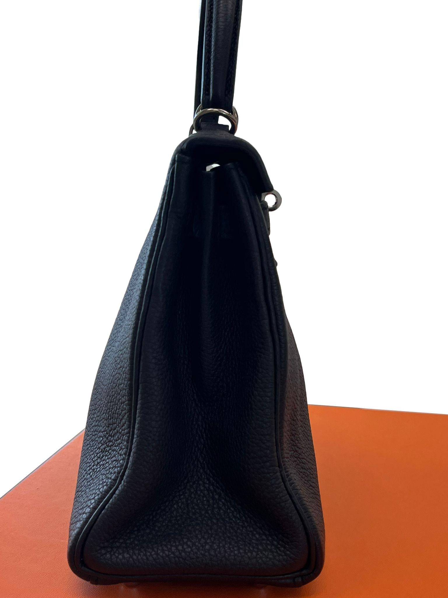 Hermes Kelly 25cm Black Togo Leather Handbag with Silver Hardware Engraved For Sale 6