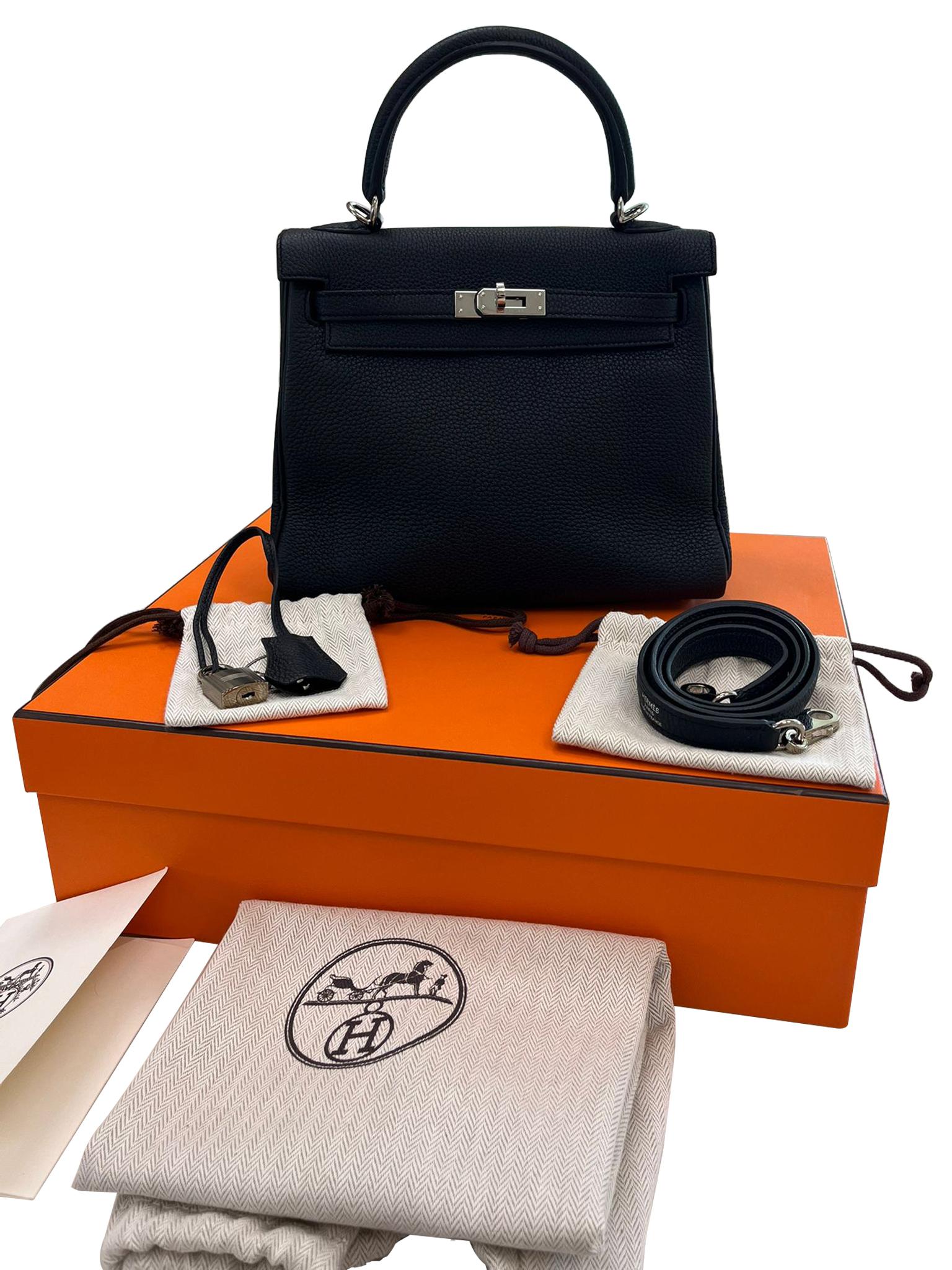Women's Hermes Kelly 25cm Black Togo Leather Handbag with Silver Hardware Engraved For Sale