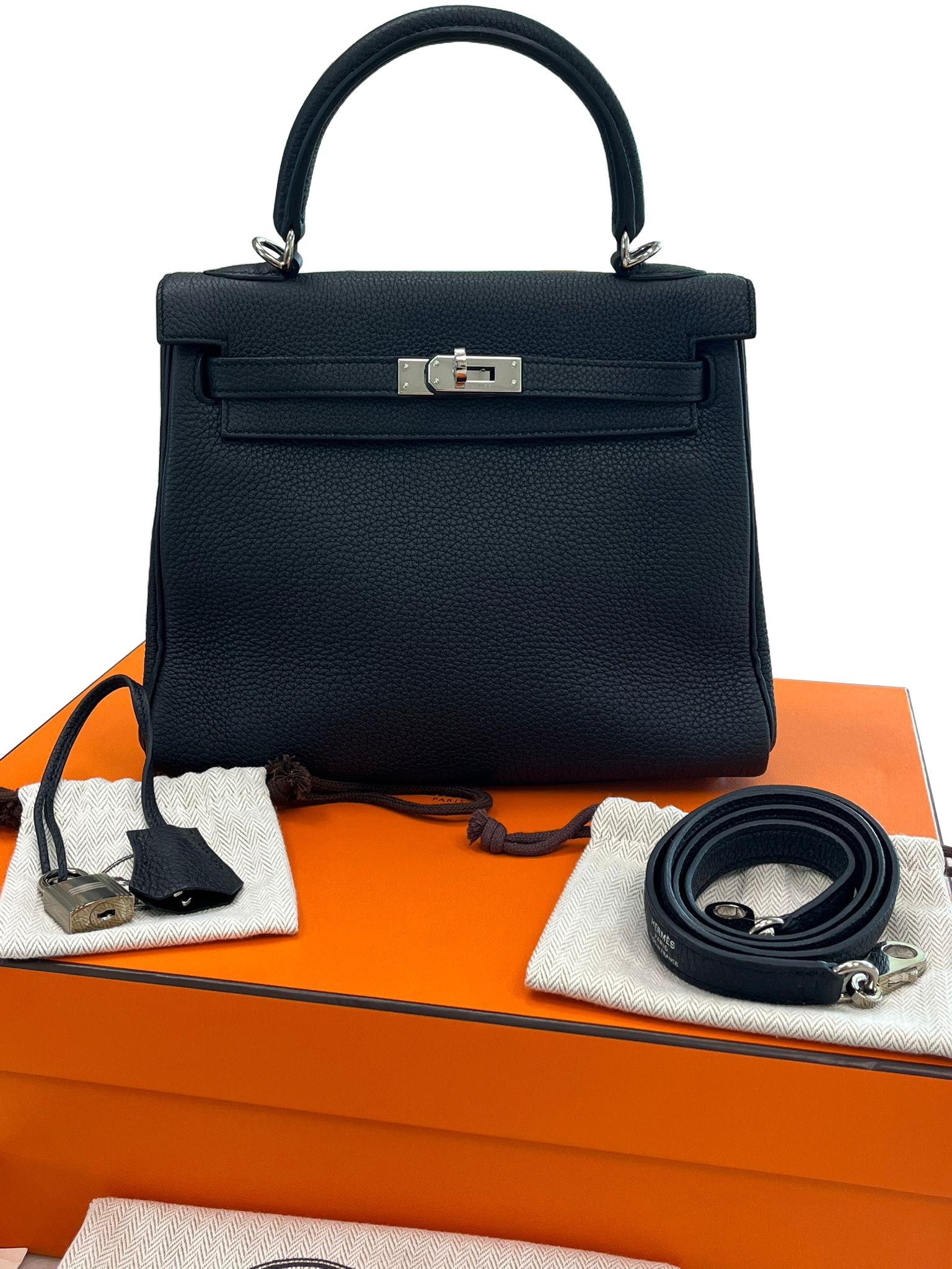 Hermes Kelly 25cm Black Togo Leather Handbag with Silver Hardware Engraved For Sale 1