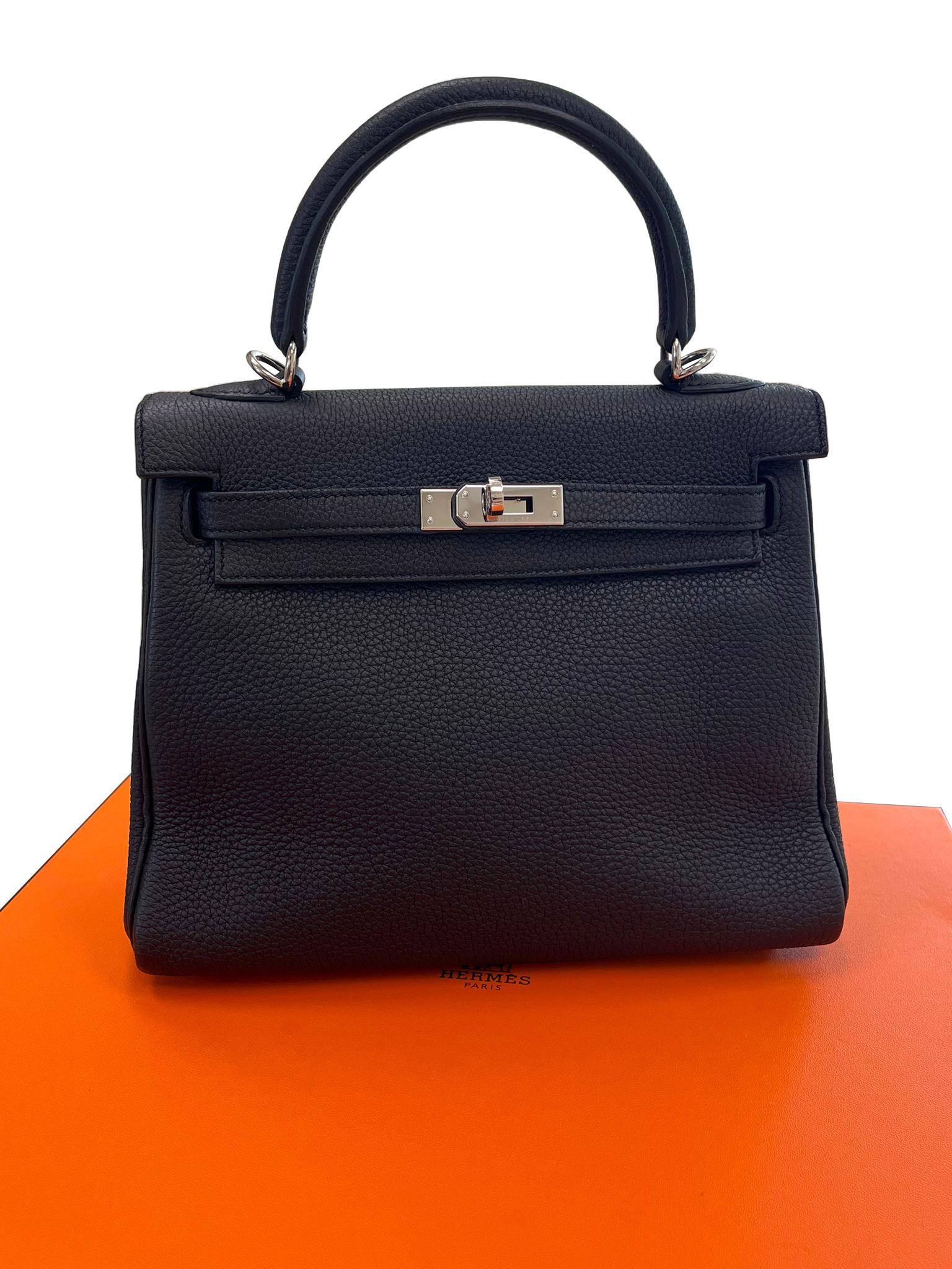 Hermes Kelly 25cm Black Togo Leather Handbag with Silver Hardware Engraved For Sale 2