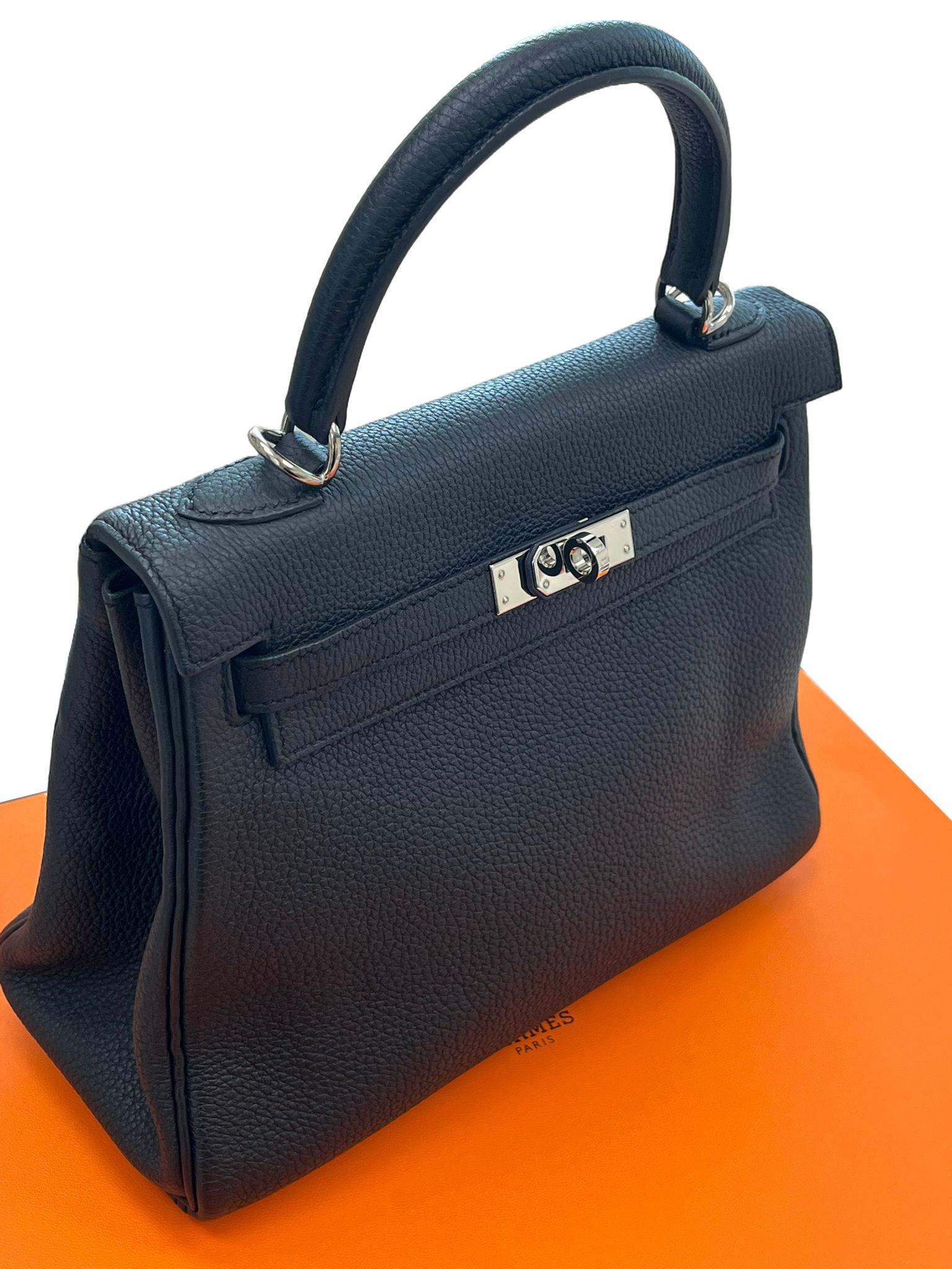 Hermes Kelly 25cm Black Togo Leather Handbag with Silver Hardware Engraved For Sale 3
