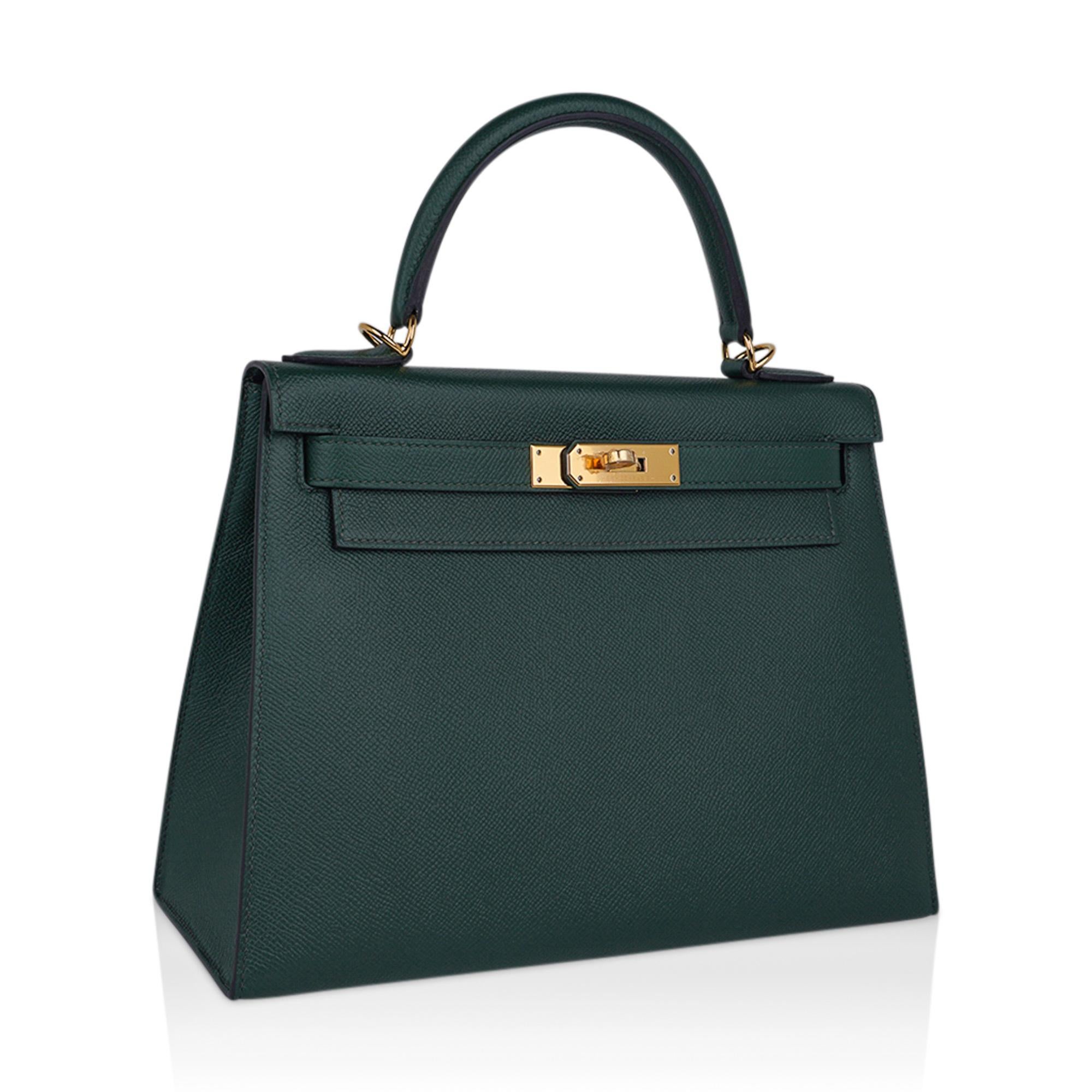 Mightychic offers an Hermes Kelly Sellier 28 bag featured in Vert Anglais.
This exquisite deep rich racing green is no longer produced and a rare find!
Epsom leather absorbs colour beautifully and is frequently used for special hues..
Lush with Gold