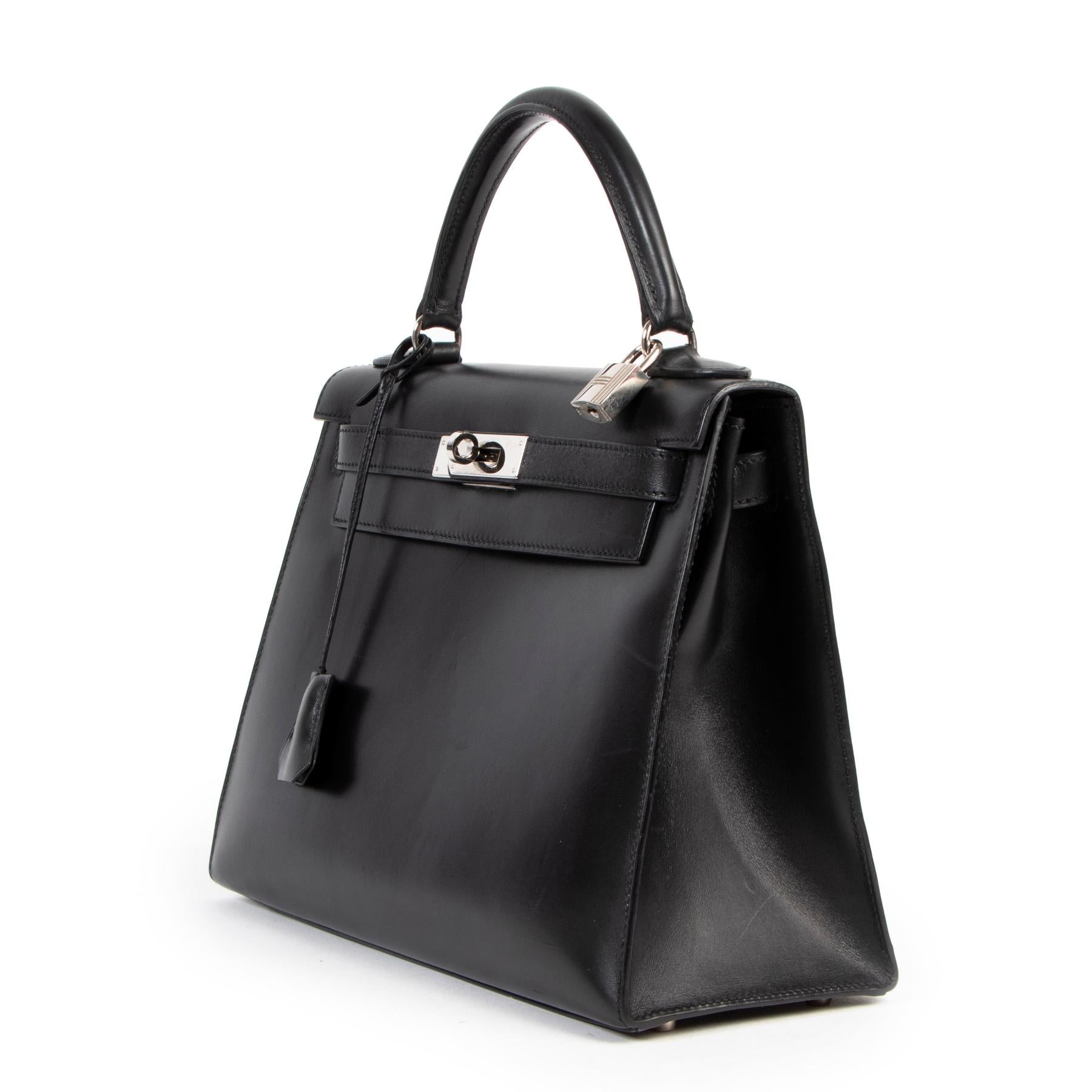 Excellent condition

Hermes Kelly 28 Black Boxcalf + Strap

The most sought after, impossible to find, and collectible bag ever made !
This beautiful Hermes Kelly 28 in Black Box calf leather.
Created in the size 28, the most desired size for a