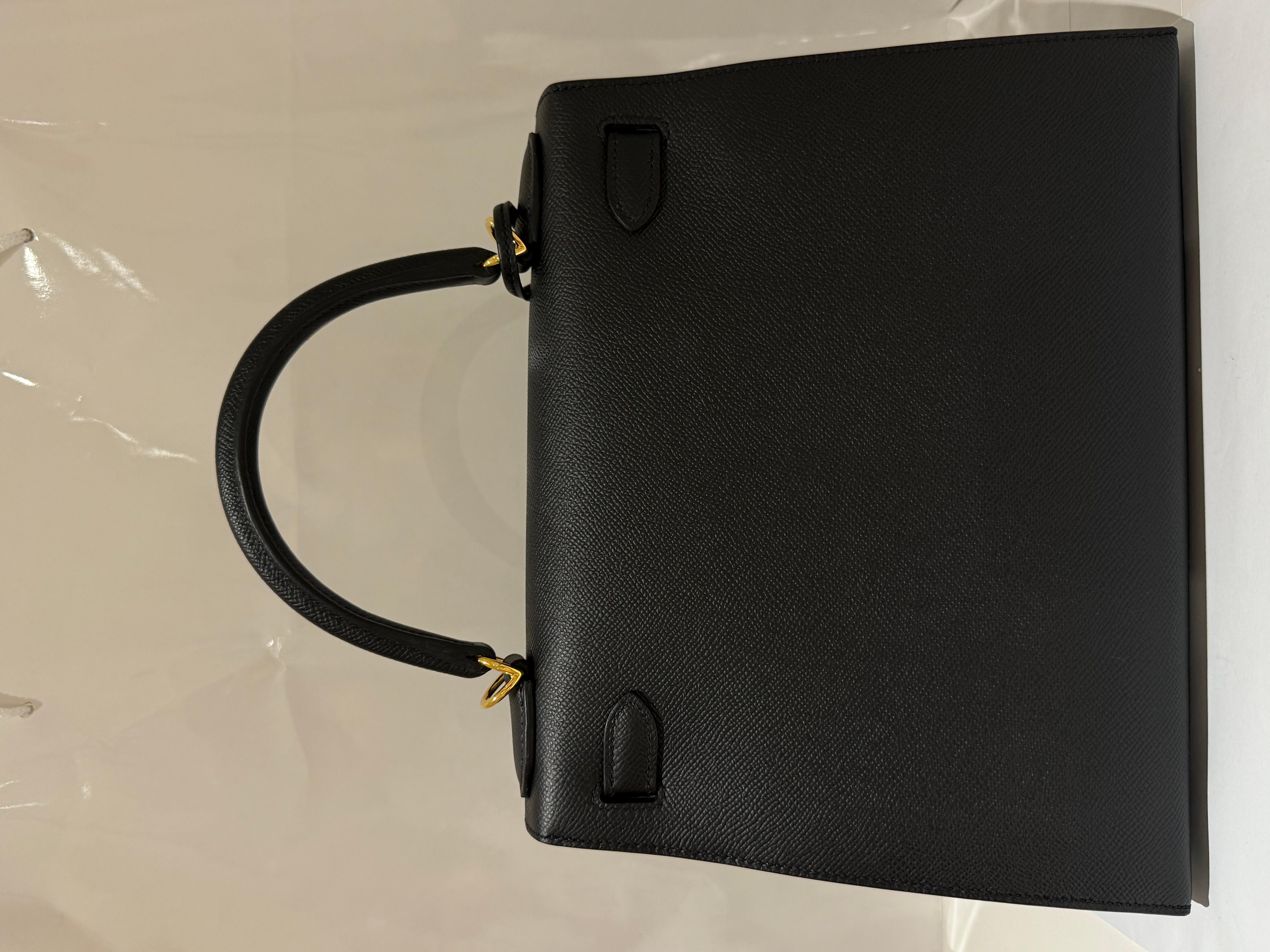 Hermes Kelly 28 Black Epsom gold hardware handbag In New Condition In London, England