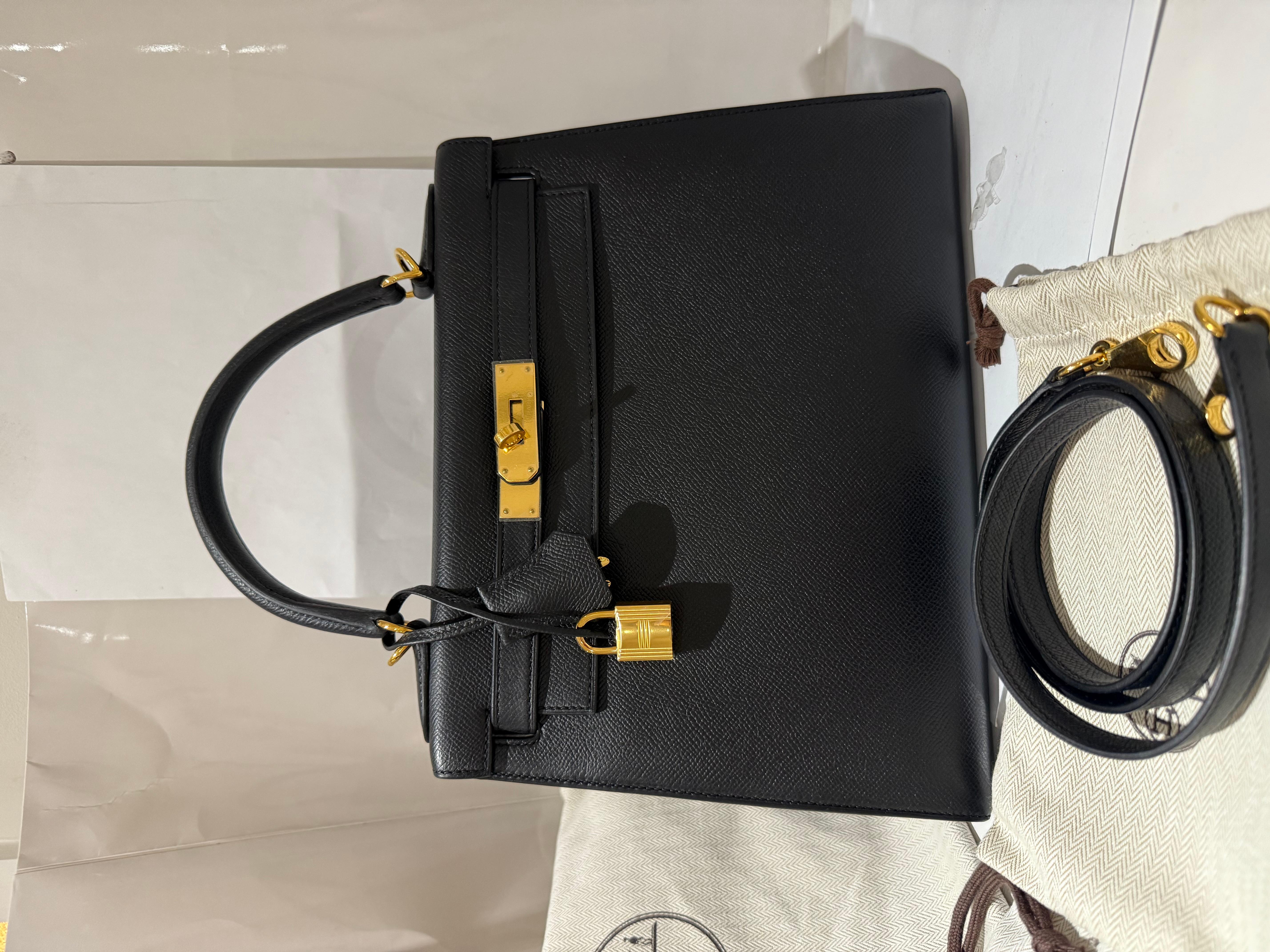 Hermes Kelly 28 Schwarz Epsom Gold Hardware Handtasche im Zustand „Hervorragend“ im Angebot in London, England