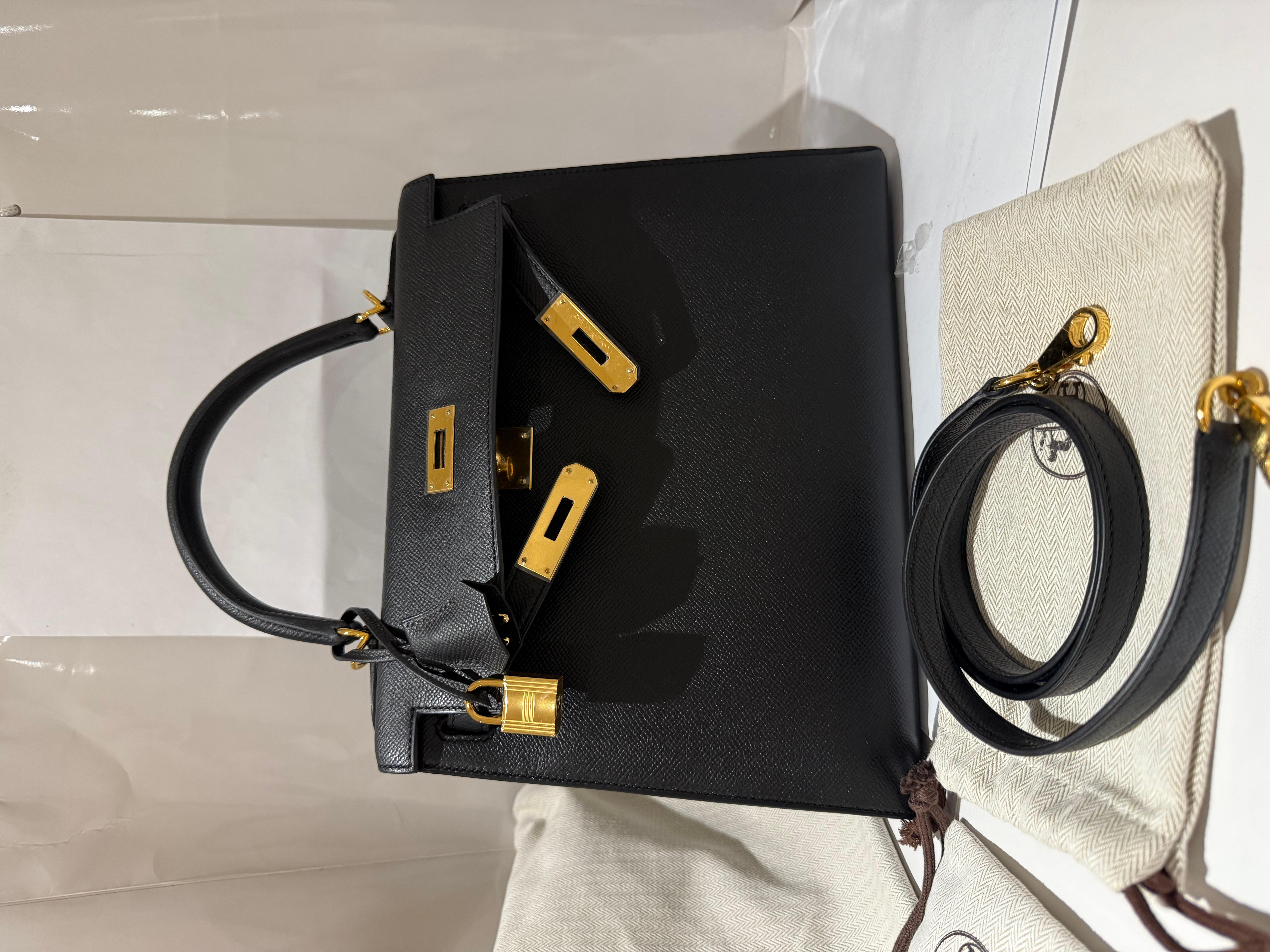 Hermes Kelly 28 Schwarz Epsom Gold Hardware Handtasche für Damen oder Herren im Angebot