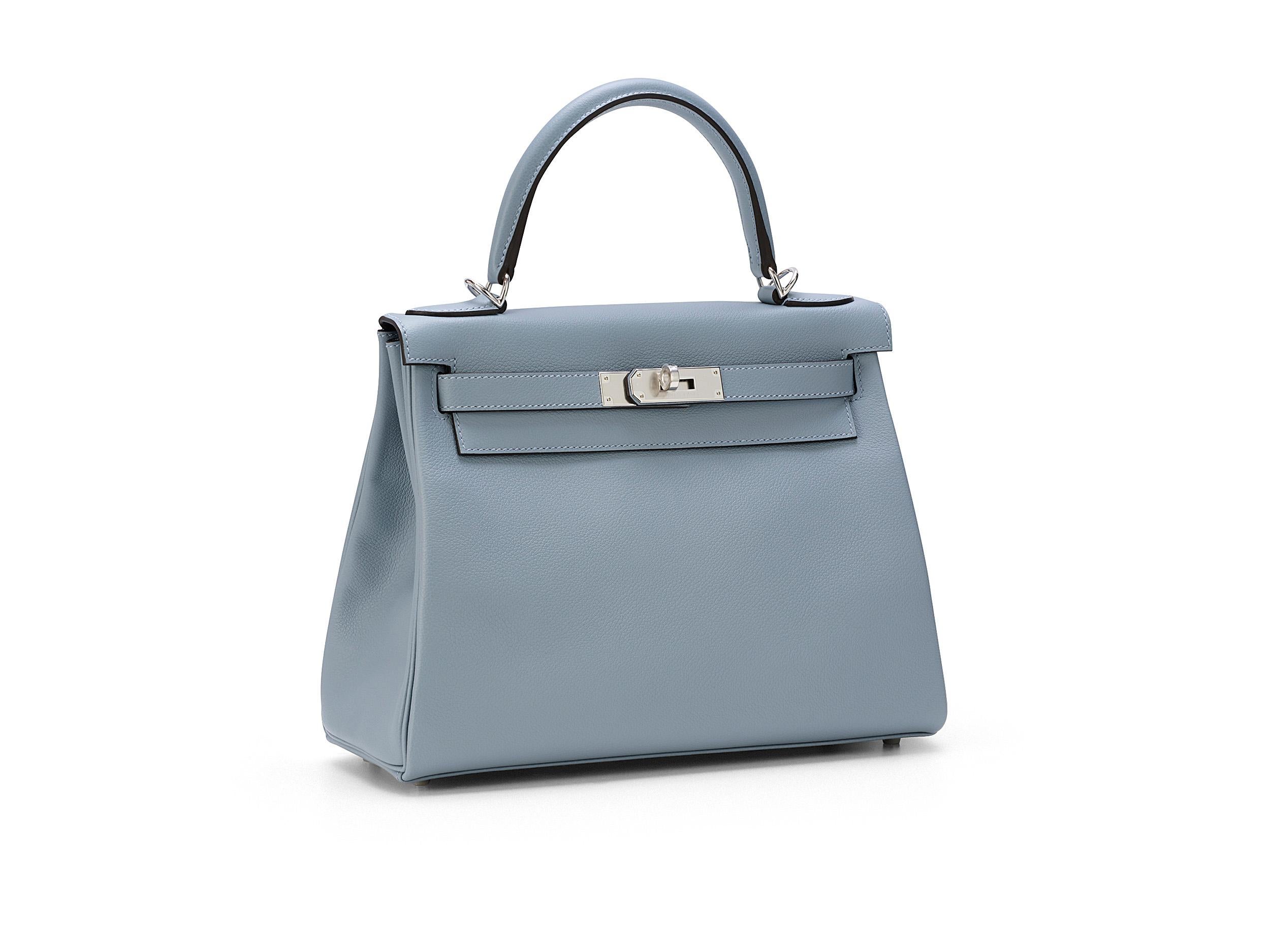 Hermès Kelly 28 en piel bleu lin y evercolor con herrajes paladio. La bolsa no se ha usado y se entrega completa, incluido el recibo original.

Sello U (2022)

