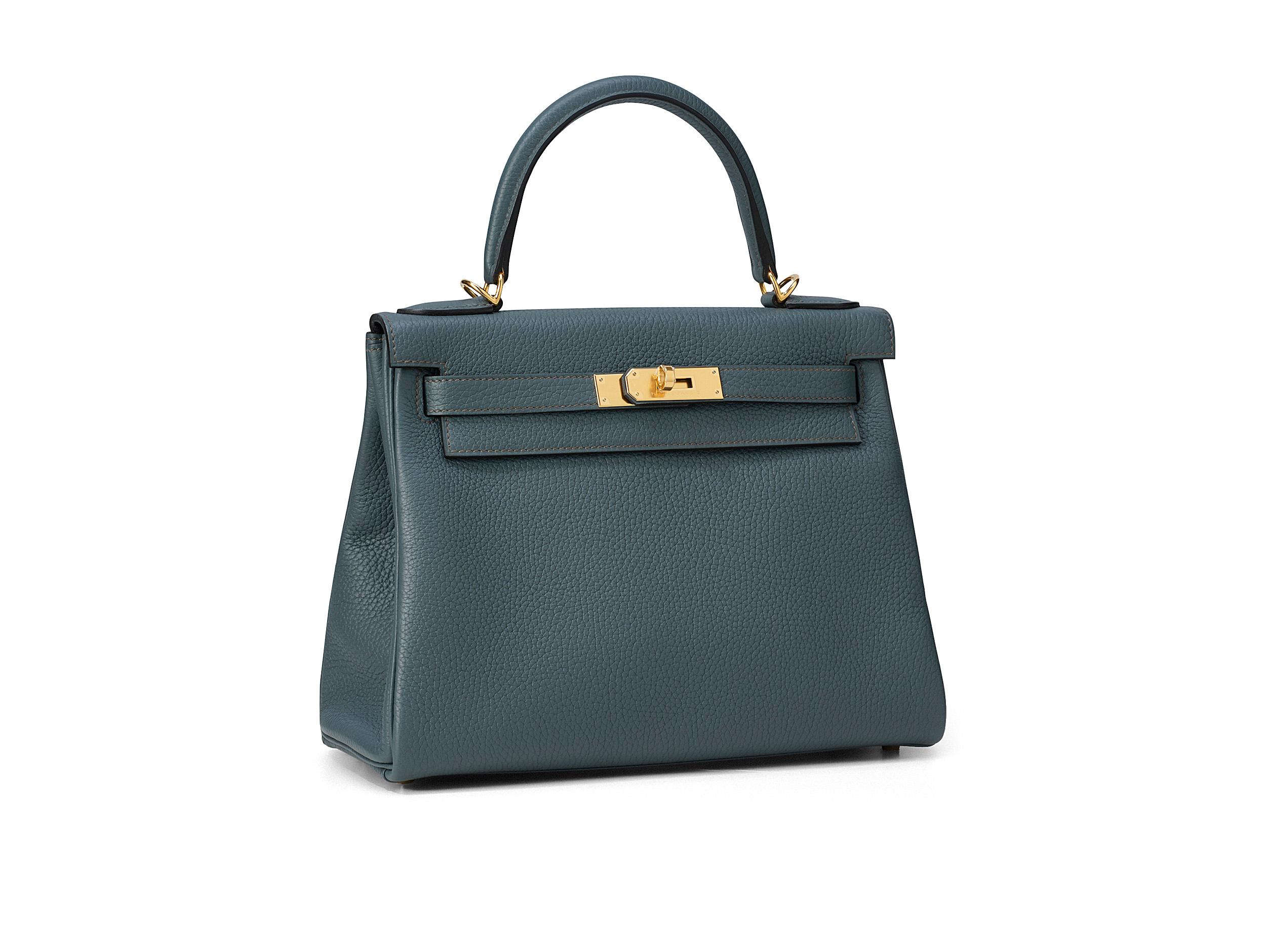 Hermès Kelly 28 en piel bleu orage y taurillon clemence con herrajes dorados. La bolsa no se ha usado y se entrega completa, incluido el recibo original.

Sello U (2022)

