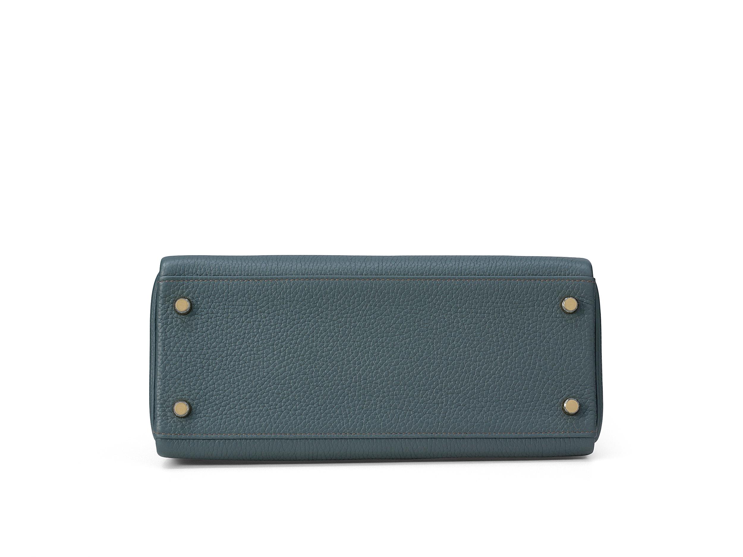 Hermès Kelly 28 Bleu Orage Taurillon Clemence Herrajes de Oro en venta 3
