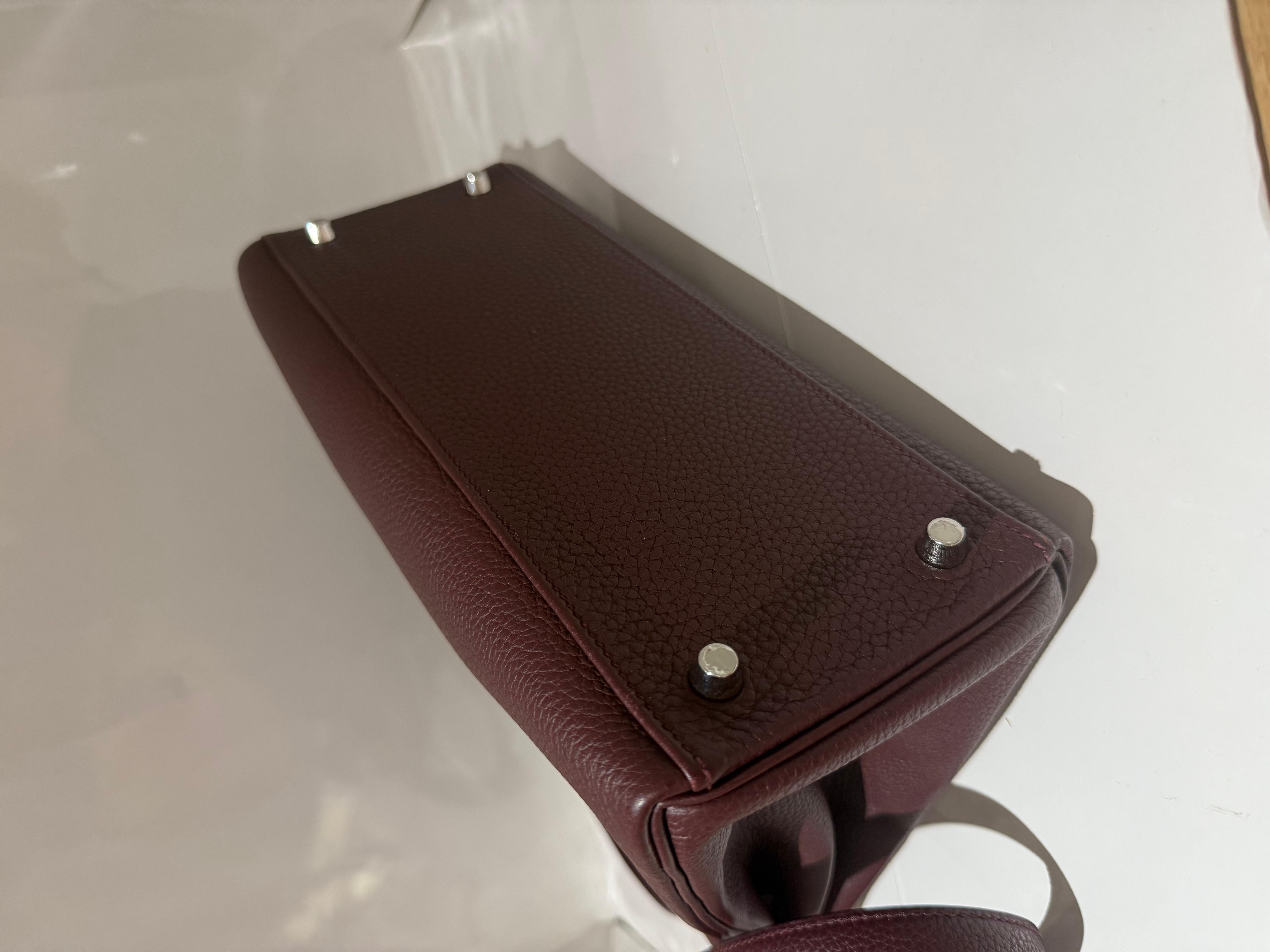 Hermes Kelly 28 Bordeaux Togo with Palladium hardware In Excellent Condition For Sale In London, England