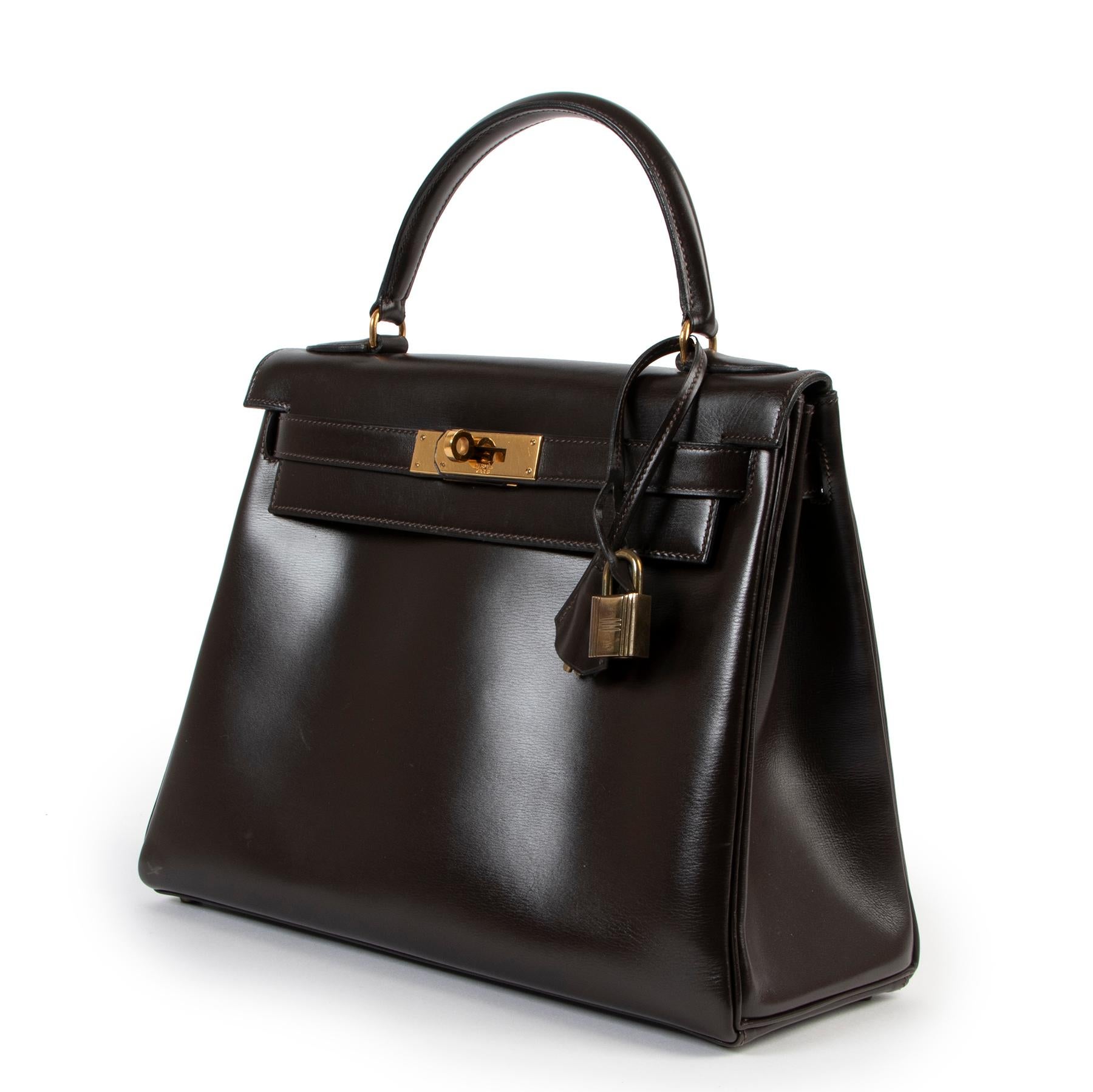 Hermès Kelly 28 Box Calf Marron

We can all agree on the fact that there is no bag more timeless and chique than the Hermès Kelly bag. This vintage Kelly 28 is crafted from brown box calf leather and finished with gold-toned hardware. On the inside,