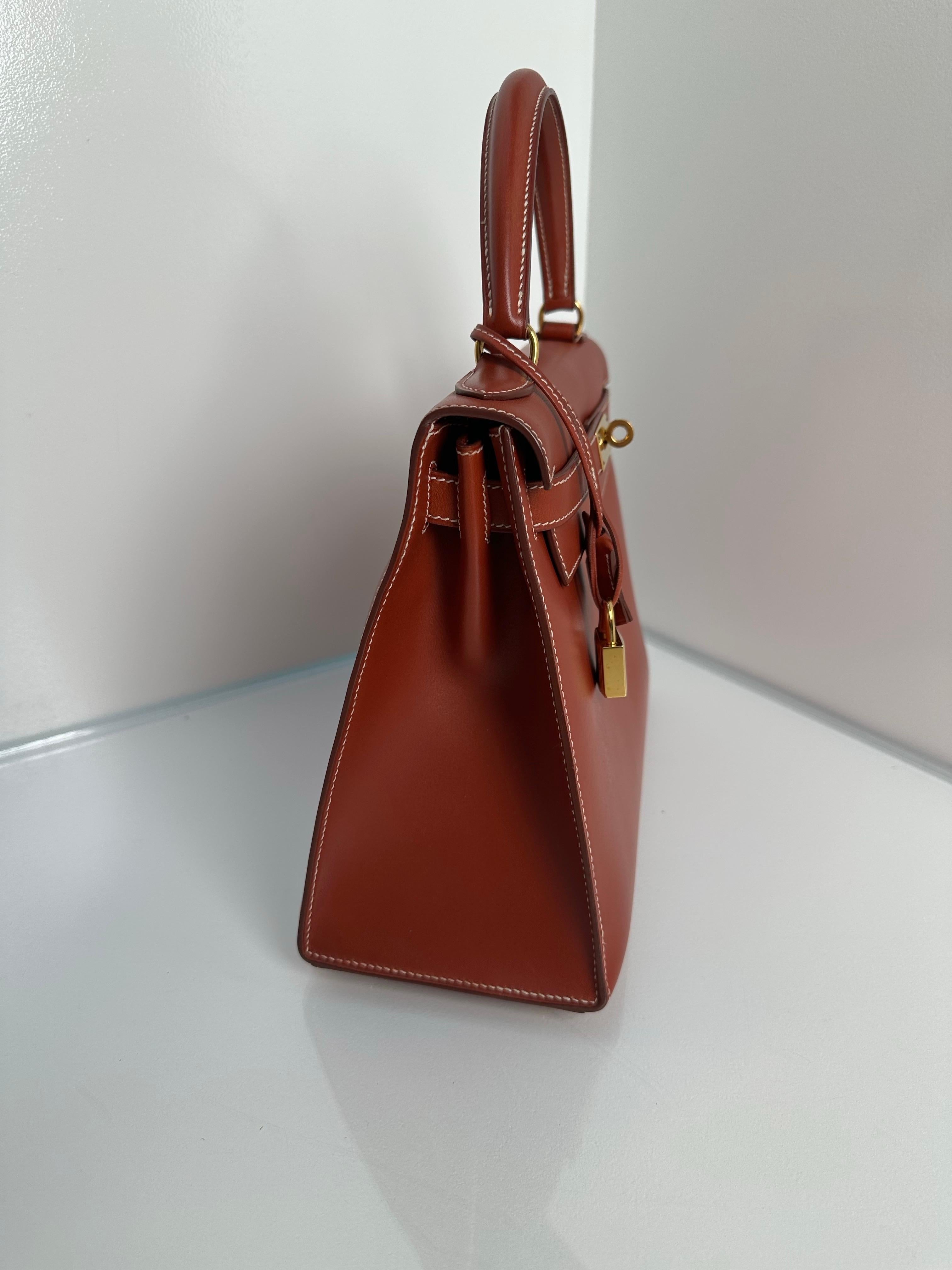 Hermes Kelly 28 Brique Box Gold Hardware en Excelente estado para la venta en Athens, GA
