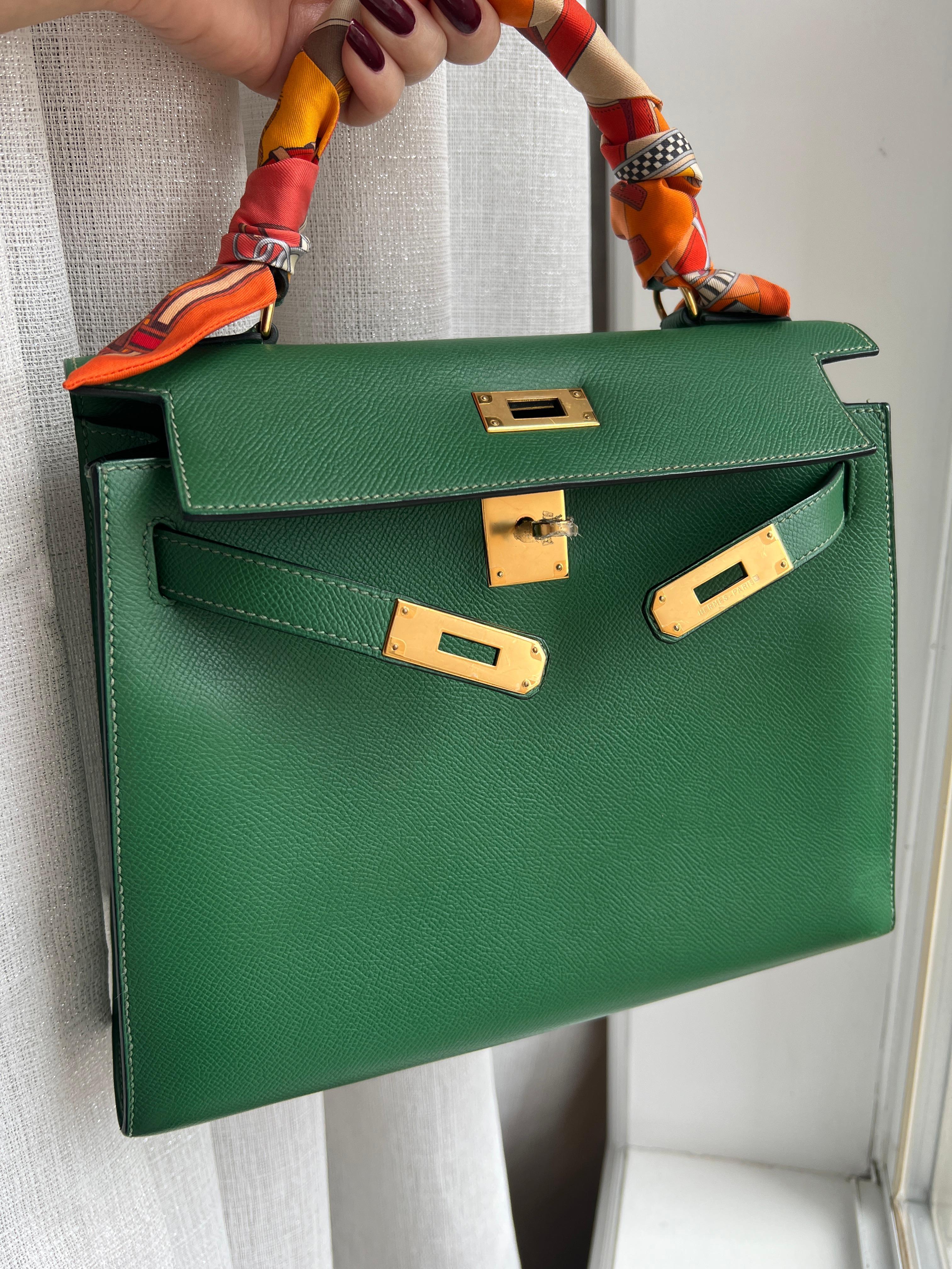 Hermes Kelly 28 Cactus Sellier Bag with GHW. Epsom leather.
Y stamp. Vintage piece in great condition. 
Minor wear on the corners and minor scratches on hardware.
Comes with dust bag, long strap,locker,keys , rubber feet protectors and locker. 