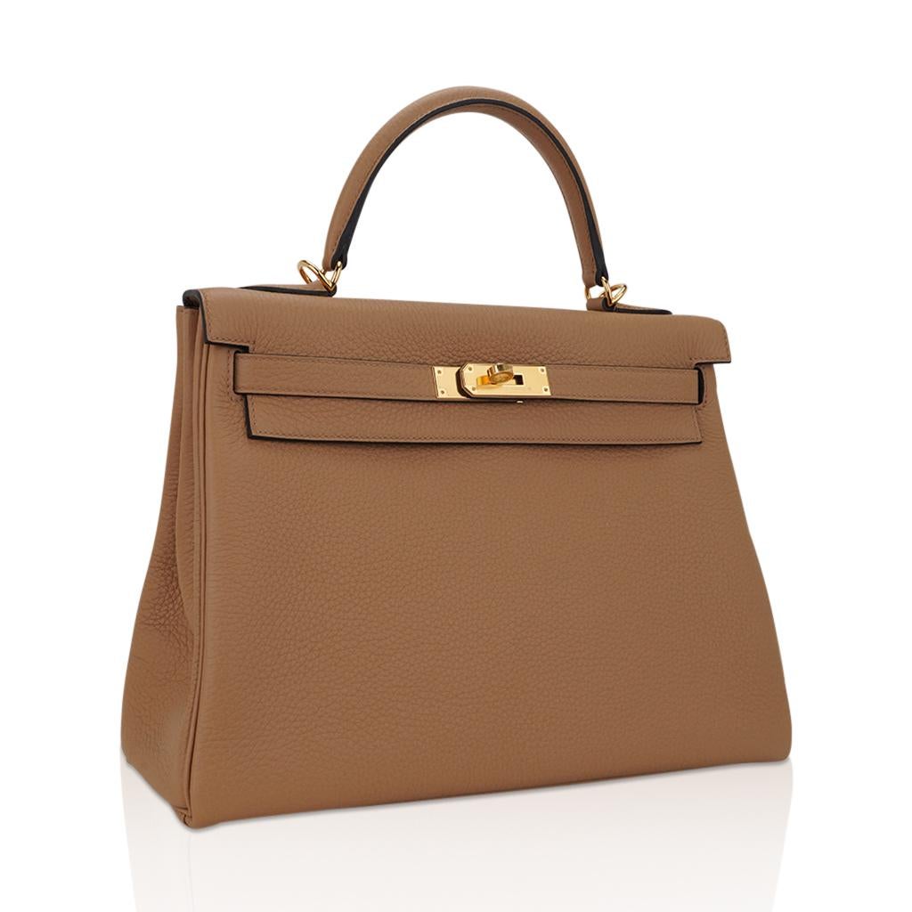 Mightychic offers an Hermes Kelly 32 Retourne bag featured in warm neutral Chai.
Accentuated with gold hardware.
Togo leather is supple and scratch resistant. 
This beautiful colour sits between Gold and Toffee.
Divine size for day to evening.
Comes