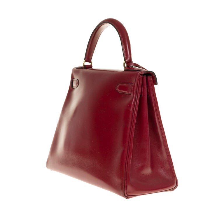Hermes Kelly 28 cm strap in Burgundy box calf shoulder bag with gold hardware In Good Condition In Paris, IDF