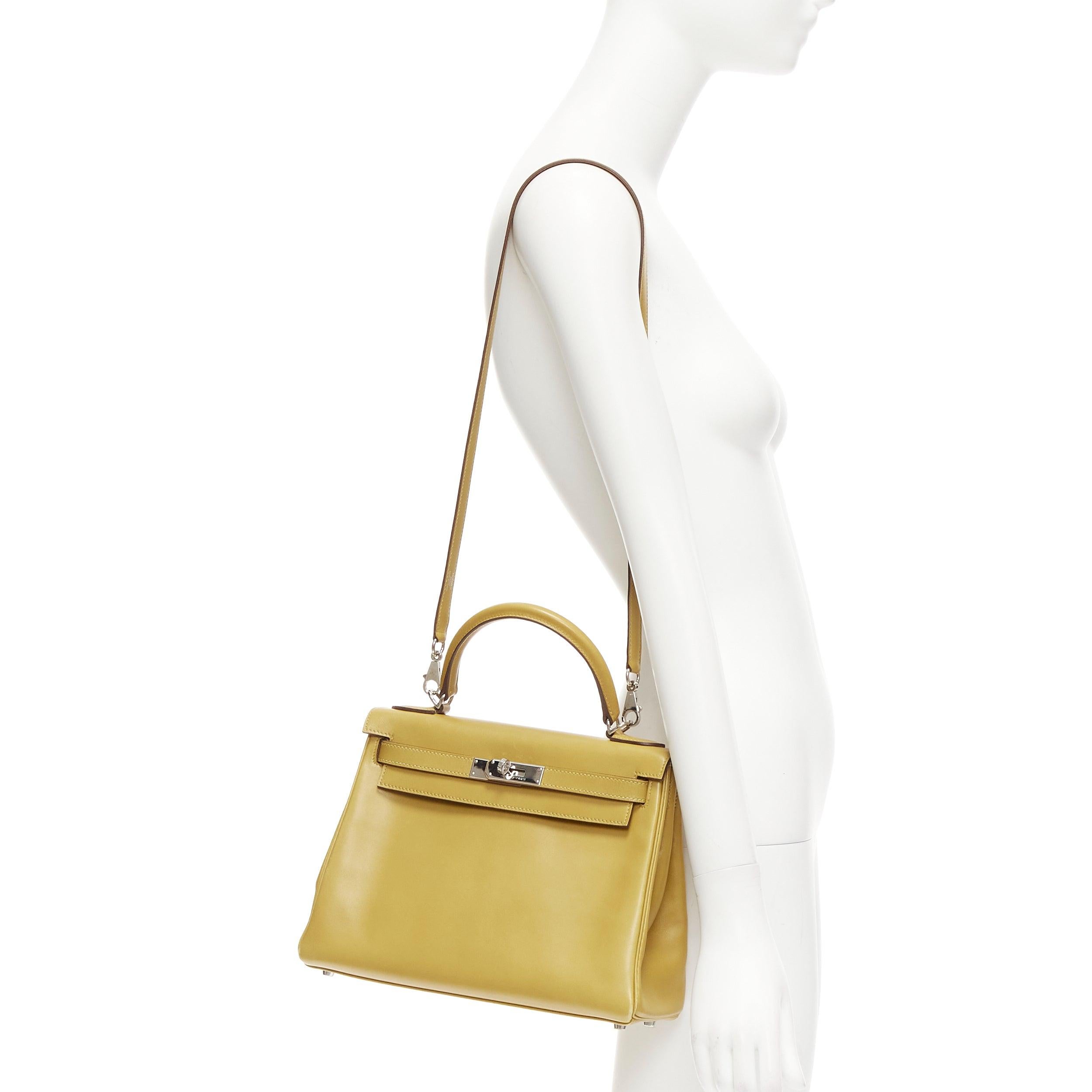 Hermès Kelly 28 Cumin Swift PHW, borsa a tracolla con chiusura a girello
Riferimento: LNKO/A02393
Marchio: Hermès
Modello: Kelly 28
Materiale: Pelle, metallo
Colore: giallo
Modello: Tinta unita
Chiusura: Turnlock
Fodera: Pelle gialla
Dettagli extra: